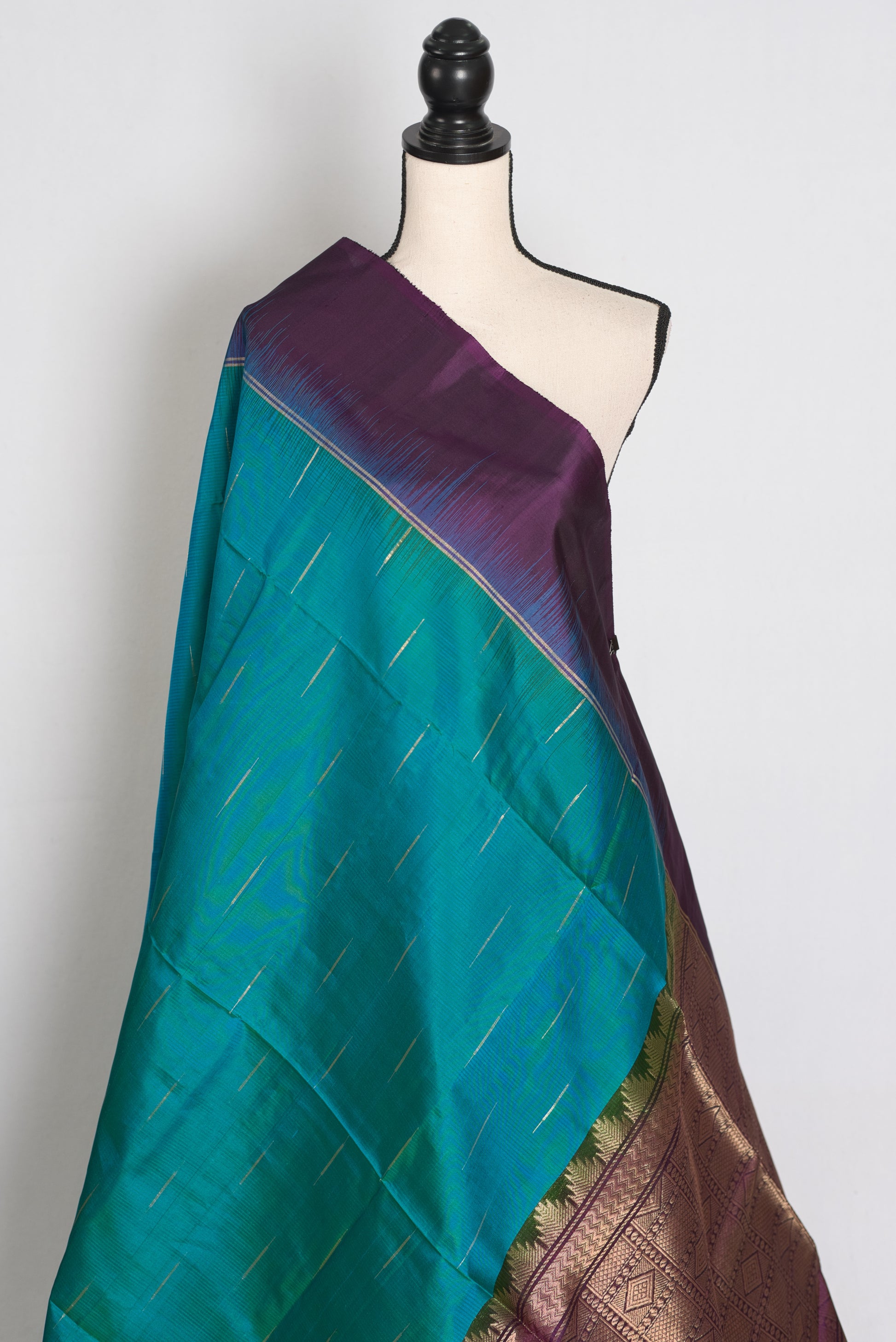 Neha : Peacock Green Dual-Tone Kanjivaram Silk Saree with Dark Purple image 4