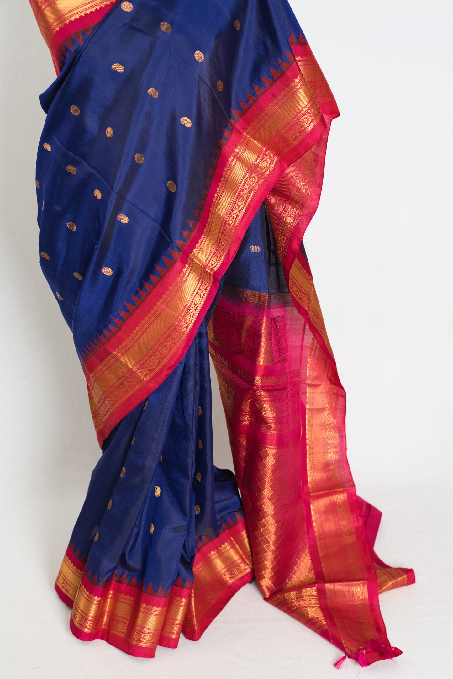 Nayna : Traditional Gadwal Silk Saree in Midnight Blue and Magenta image 5