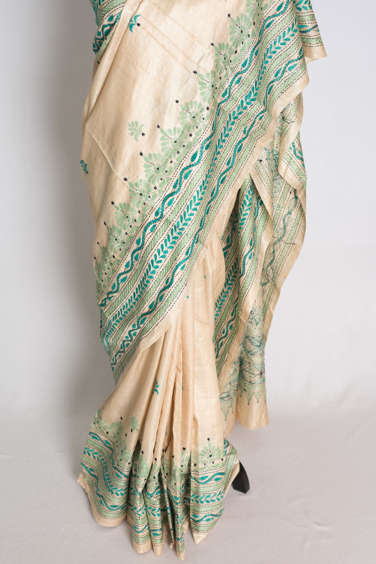 Ishq: Beige Hand-Embroidered Kantha Stitch Silk Mark Certified Tussar Silk Saree image 5