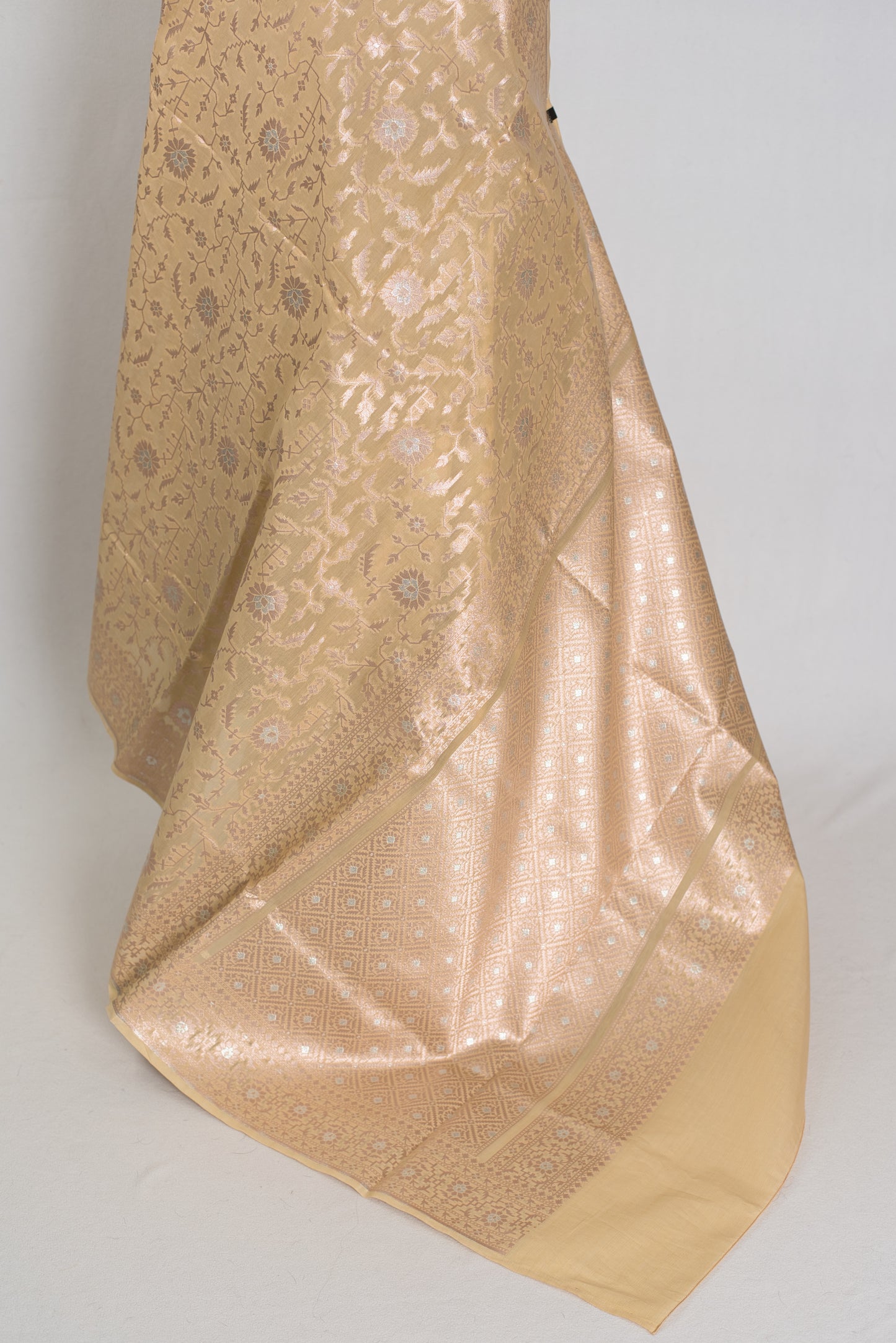Gracy: Beige & Gold Jamdani Banarasi Saree | Bengali-Varanasi Fusion image 3