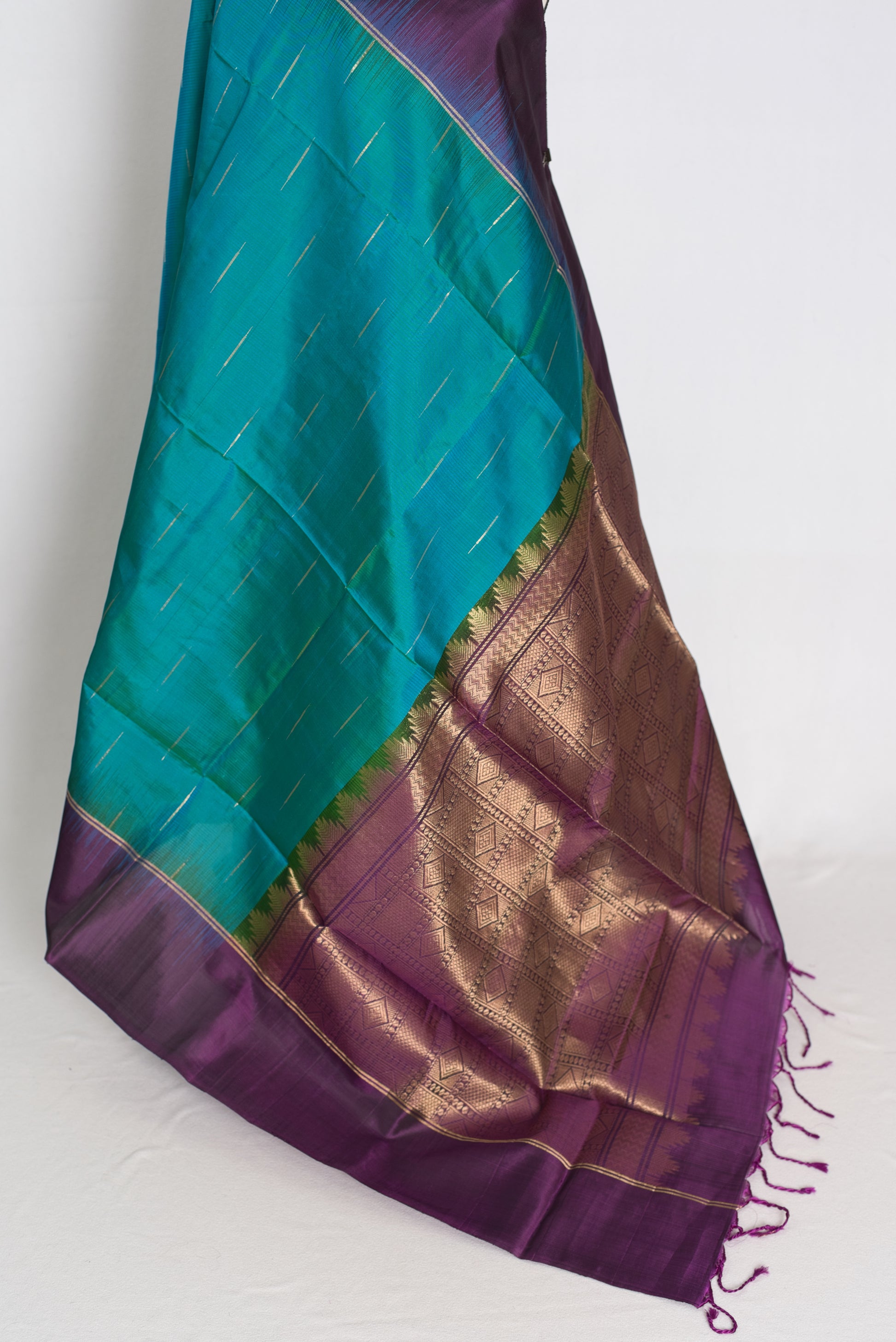 Neha : Peacock Green Dual-Tone Kanjivaram Silk Saree with Dark Purple image 3