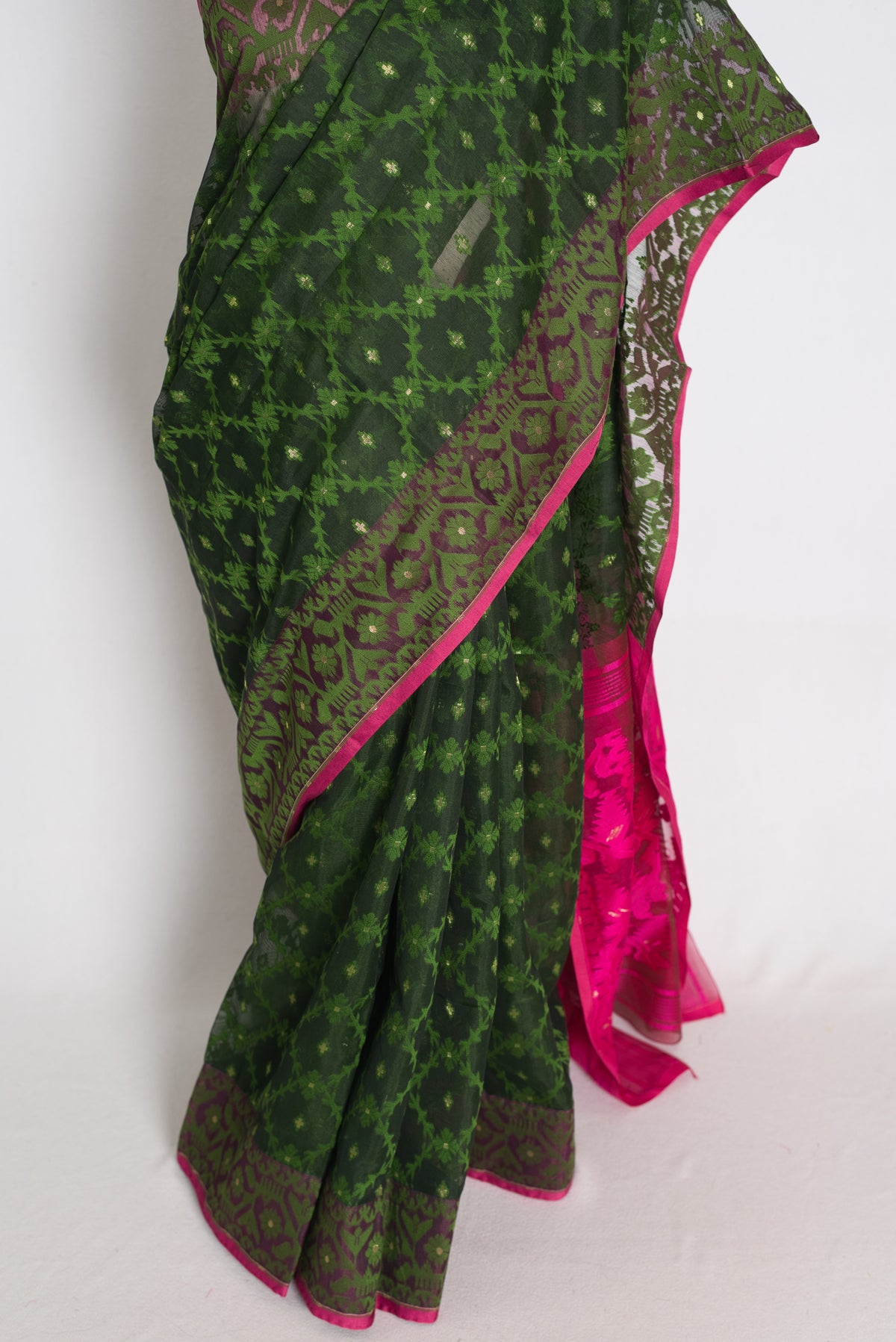 Tia : Bottle Green Soft Blended Cotton Jamdani Saree with Pink Selvage image 5