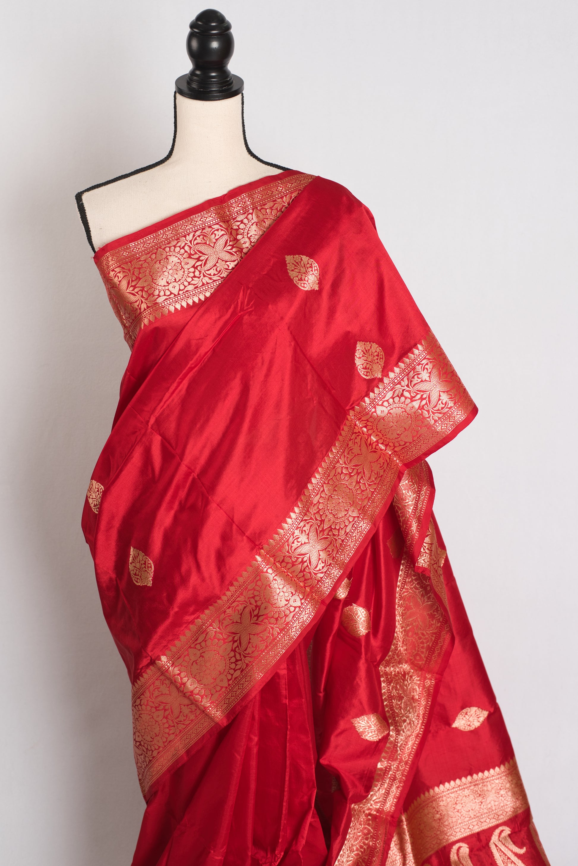 Vermillion : Red Bridal Banarasi Silk Saree image 3