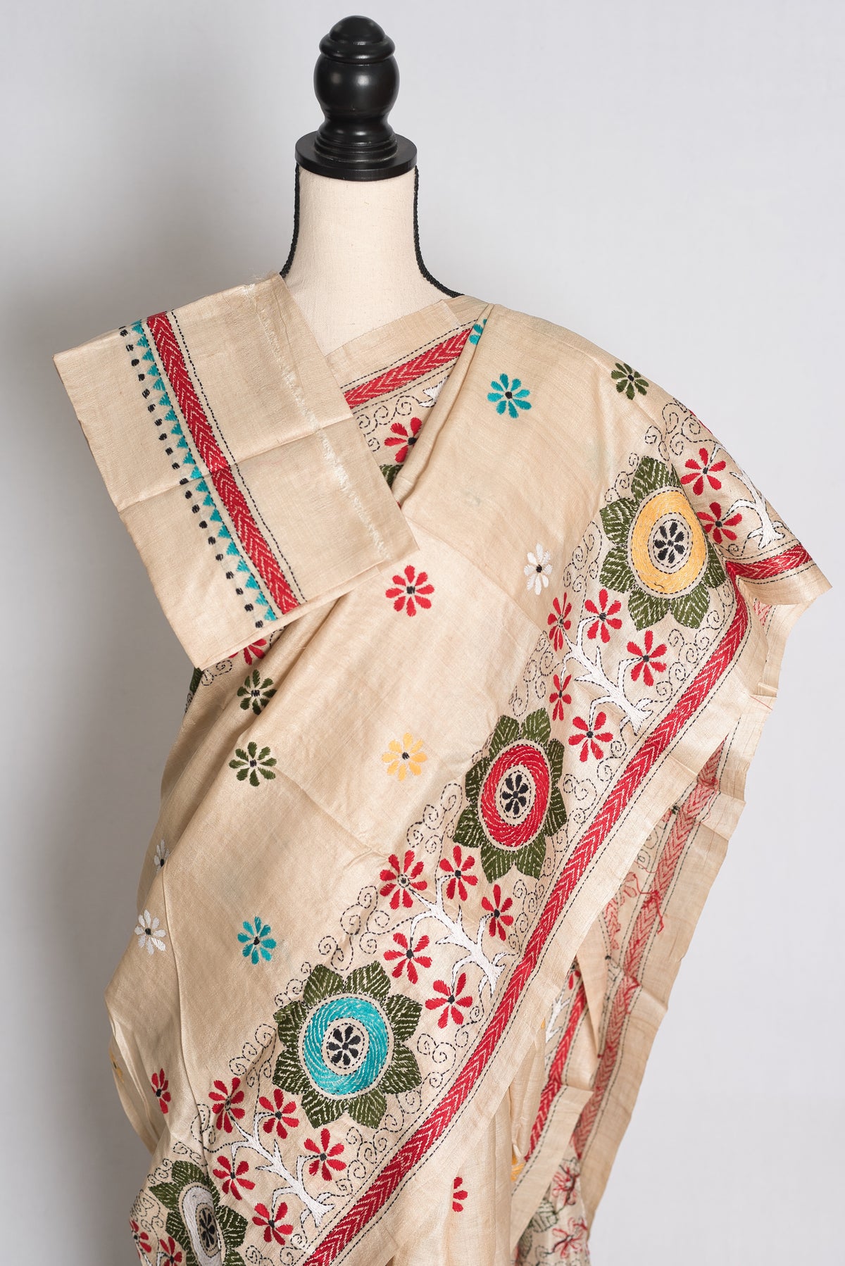 Koli: Beige Hand-Embroidered Kantha Stitch Gachi Tussar Silk Saree image 2