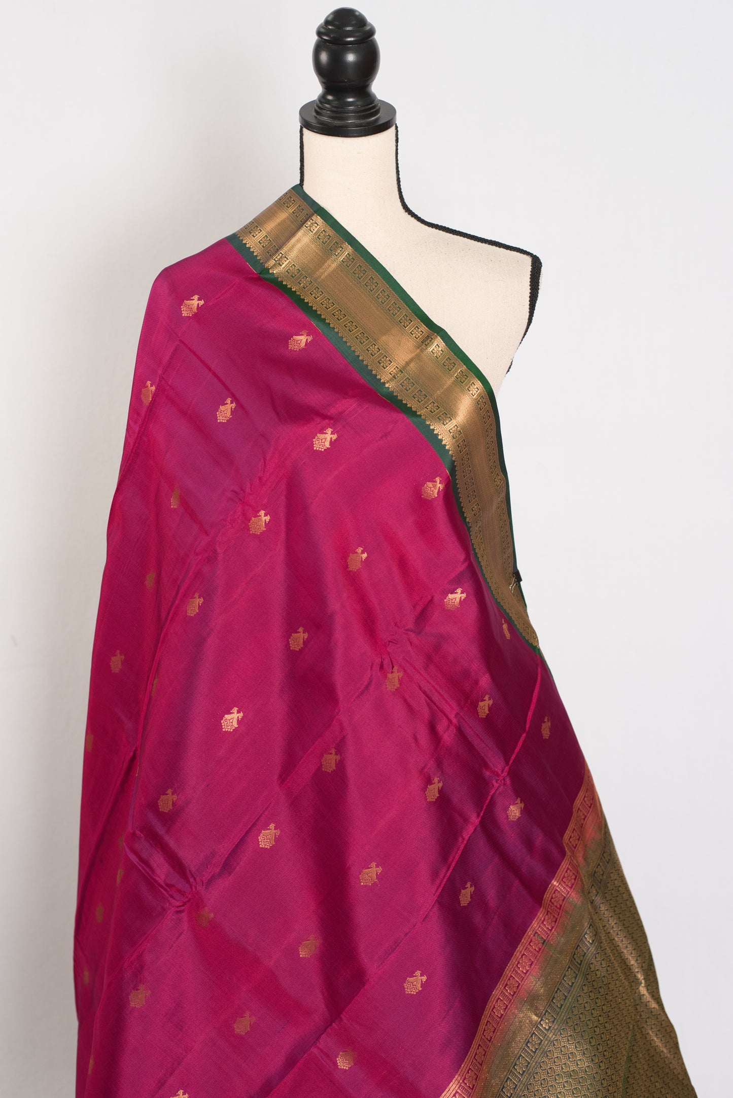 Kanta: Magenta & Bottle Green Kanjivaram Silk Saree | Silk Mark image 4
