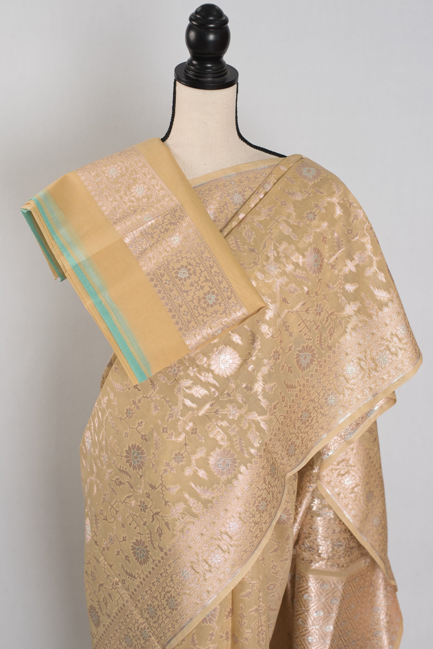 Gracy: Beige & Gold Jamdani Banarasi Saree | Bengali-Varanasi Fusion image 2
