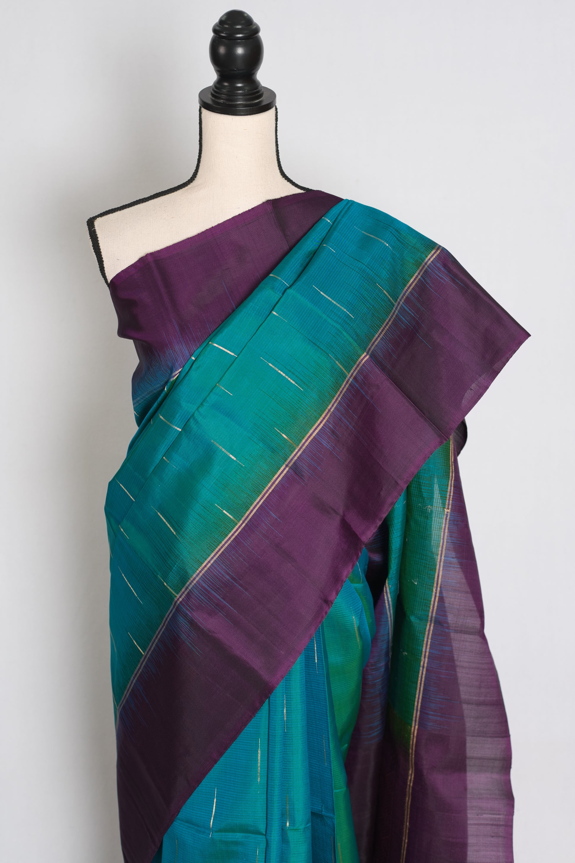 Neha : Peacock Green Dual-Tone Kanjivaram Silk Saree with Dark Purple image 6