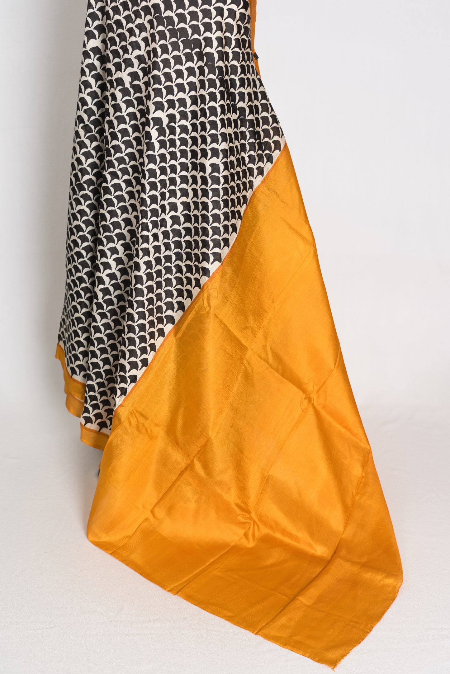 Sandhya : Black and Off-White Geometric Printed Murshidabad Pure Silk Saree image 3