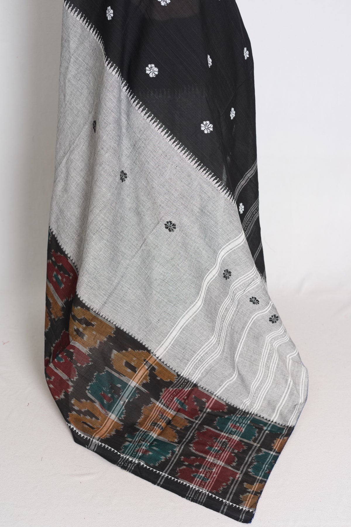 Grey and Black Dhaniakhali saree — detail view