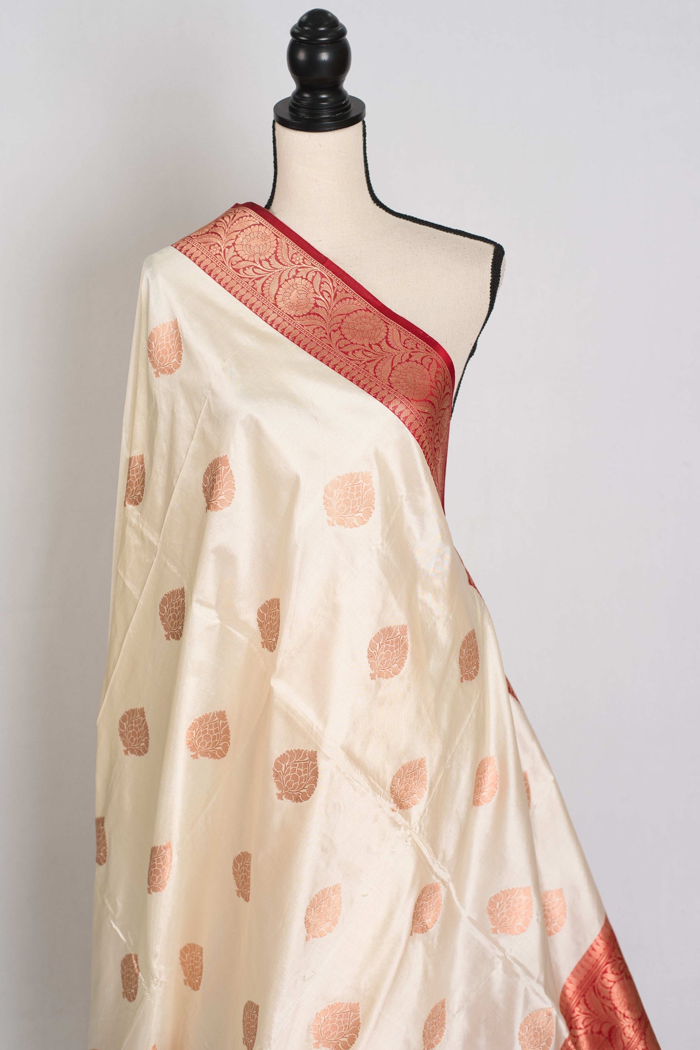 Bani : Certified Katan Silk Banarasi Saree in Cream and Red image 4