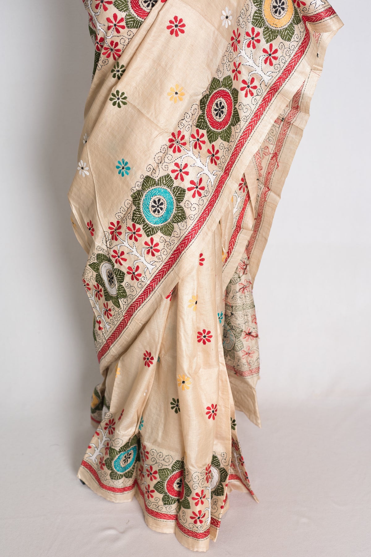 Koli: Beige Hand-Embroidered Kantha Stitch Gachi Tussar Silk Saree image 6