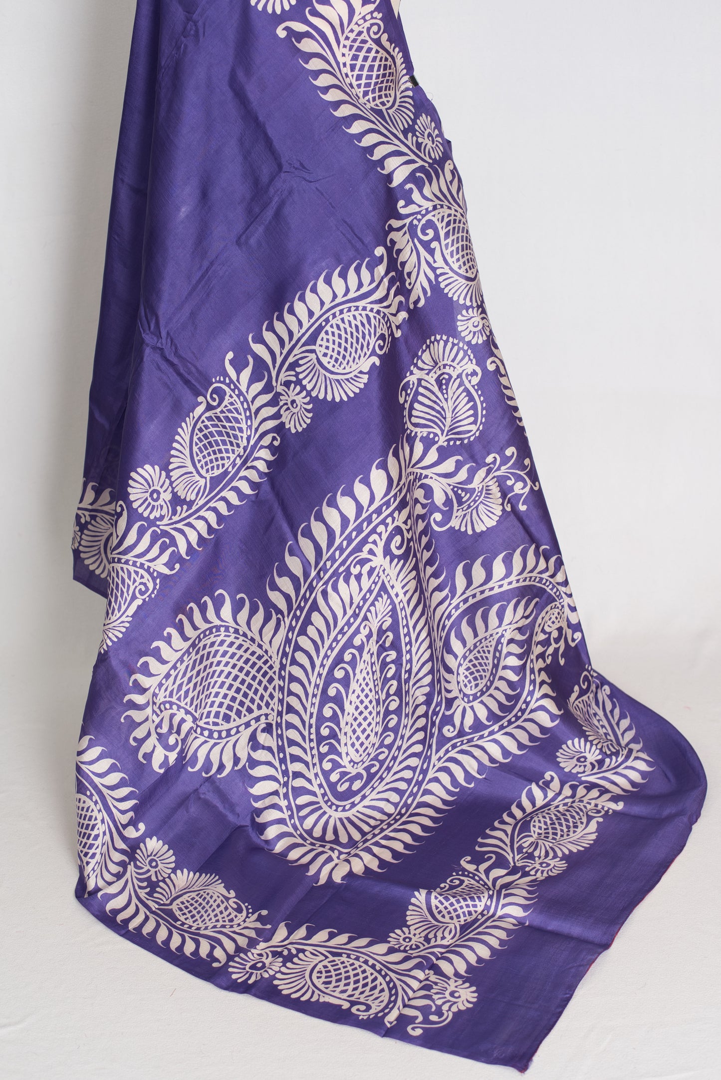Malathi : Purple and Off-White Hand Batik Pure Murshidabad Silk Saree image 3