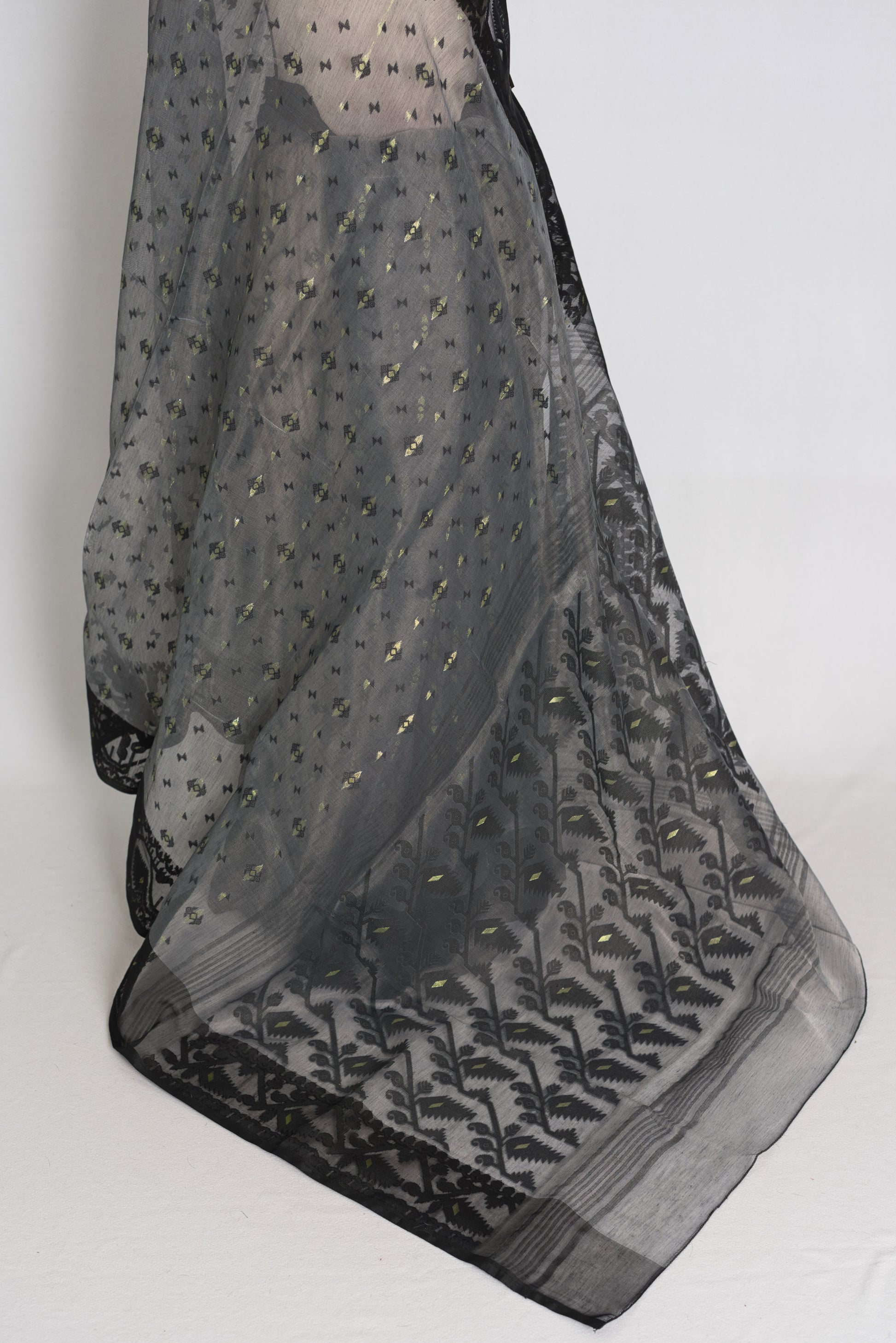 Bithi : Grey and Black Blended Soft Cotton Bengali Jamdani Saree image 4