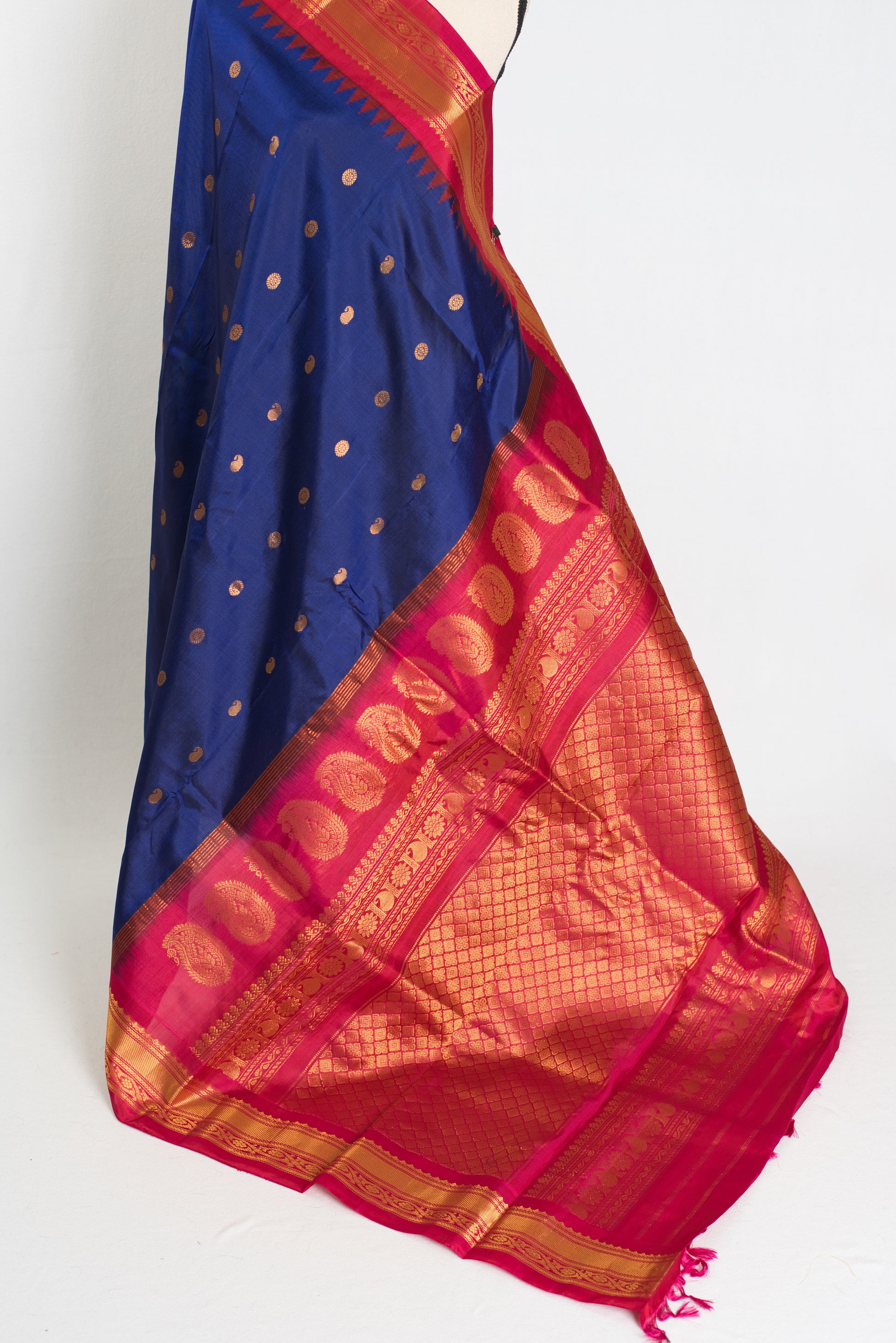 Nayna : Traditional Gadwal Silk Saree in Midnight Blue and Magenta image 4