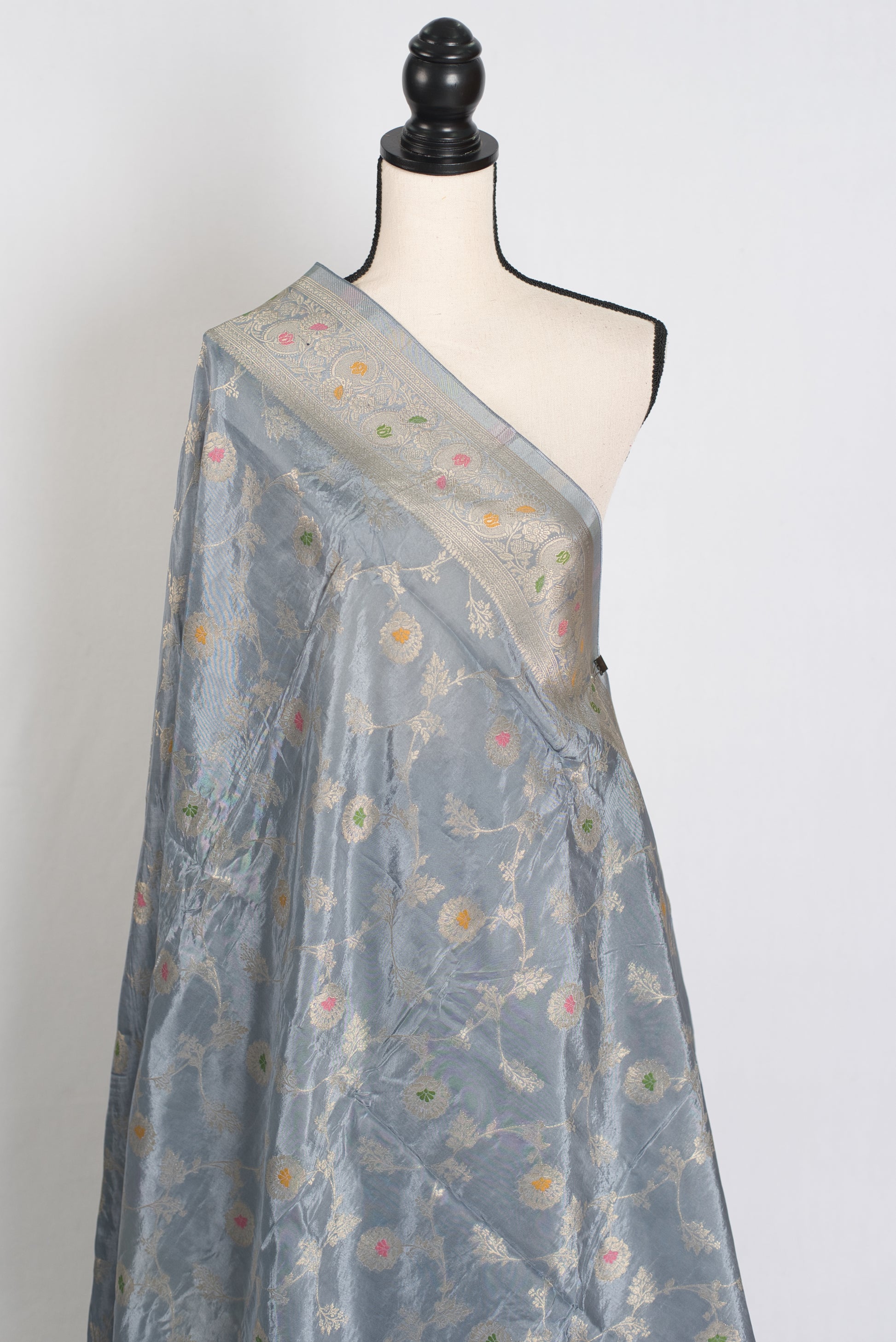 Damini : Semi Crepe Silk Jaal Banarasi Saree in Grey and Muted Gold image 4