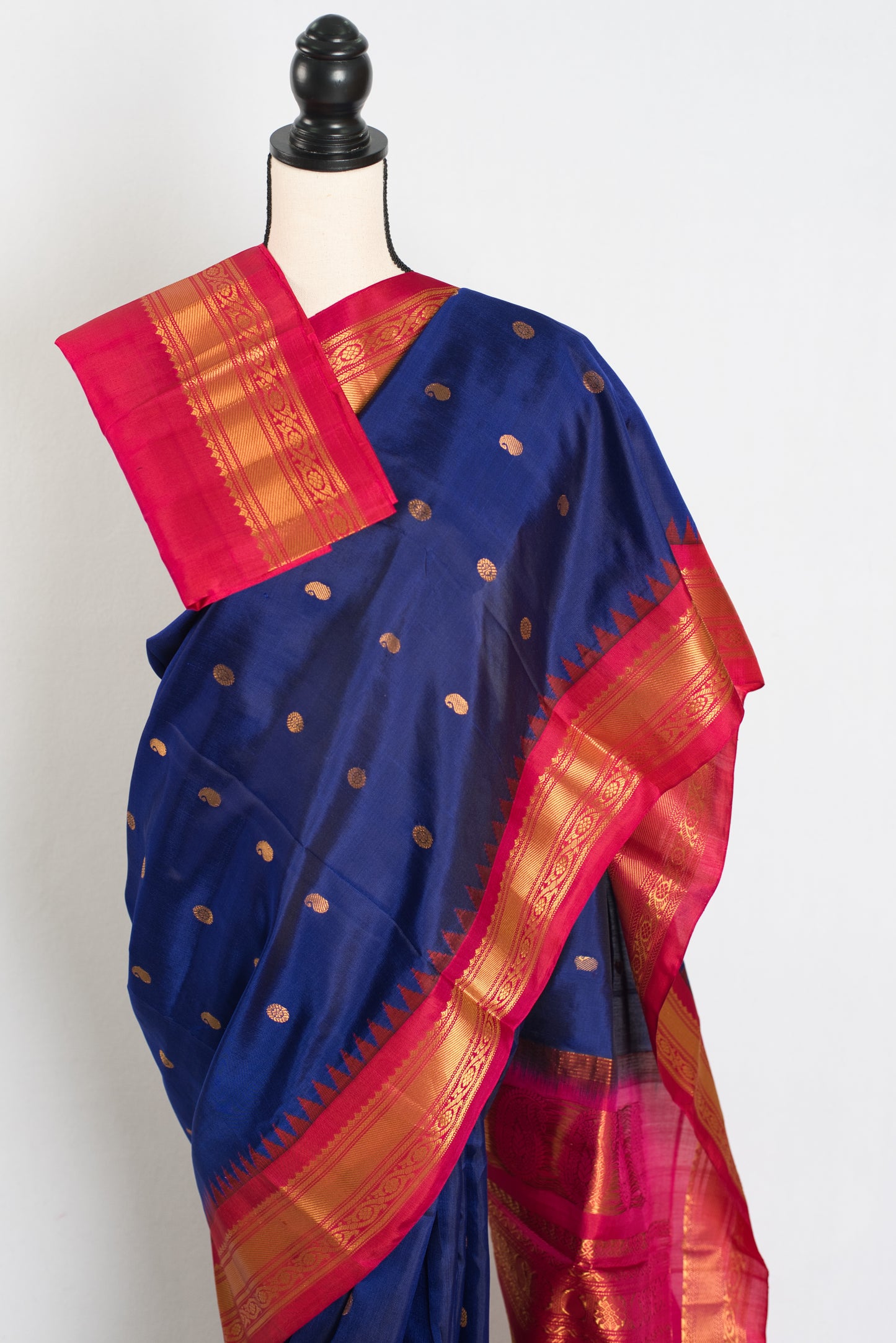 Nayna : Traditional Gadwal Silk Saree in Midnight Blue and Magenta image 2