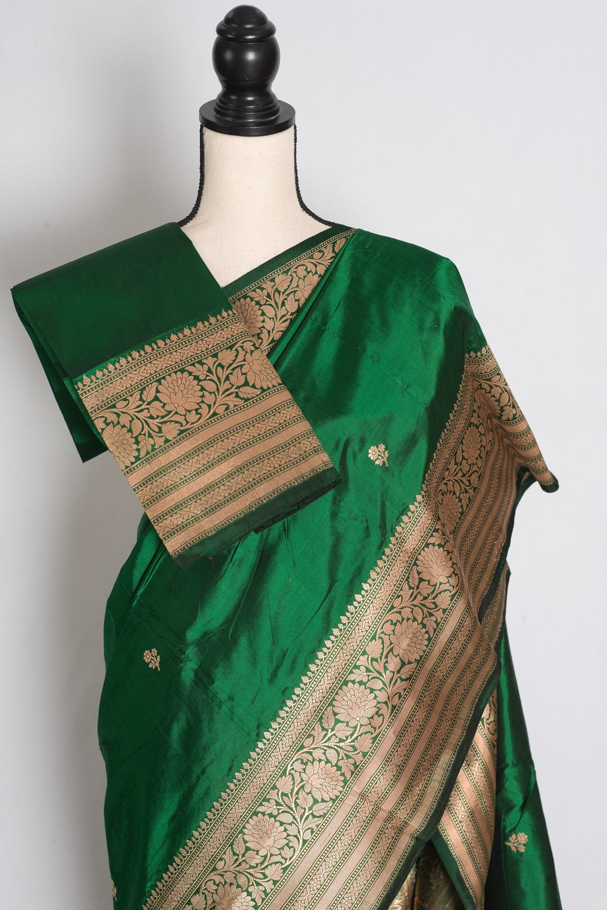 Farheen: Emerald Green and Gold Banarasi Mango Silk Saree with Blouse Piece image 2