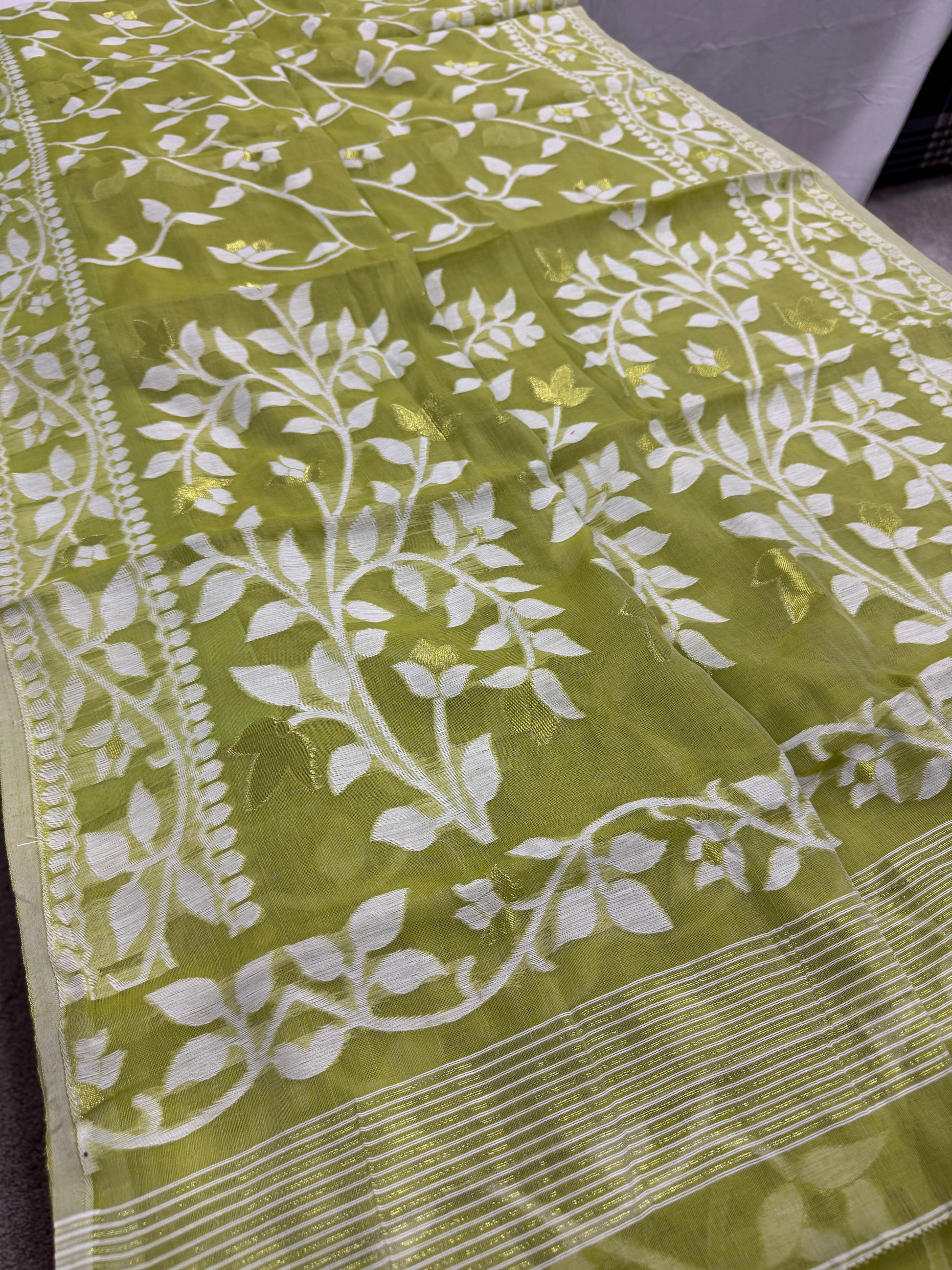 Leela : Lime Green and White Blended Soft Cotton Jamdani Saree image 1