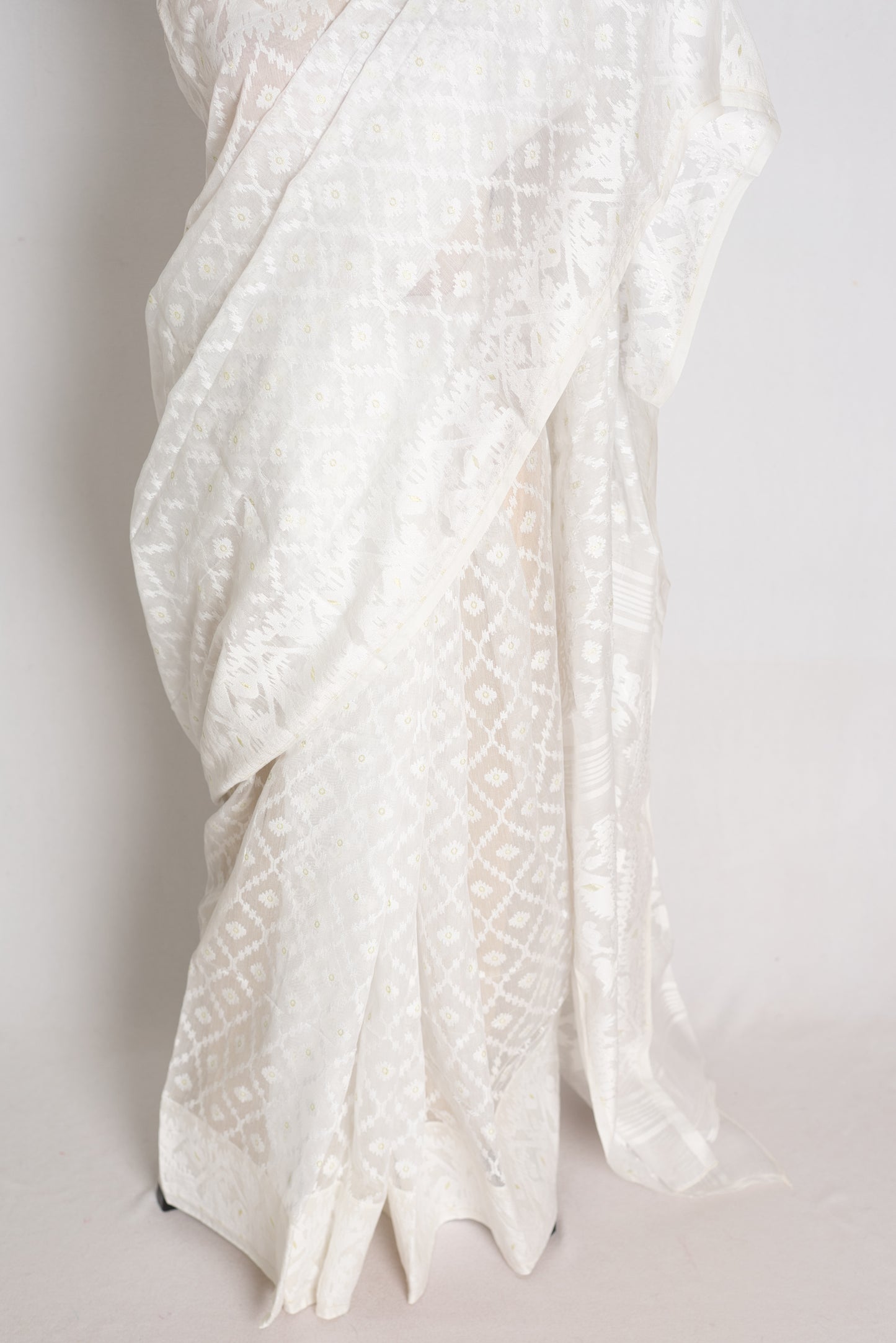 Shweta : Pure White and White Soft Blended Cotton Bengali Jamdani Saree image 5
