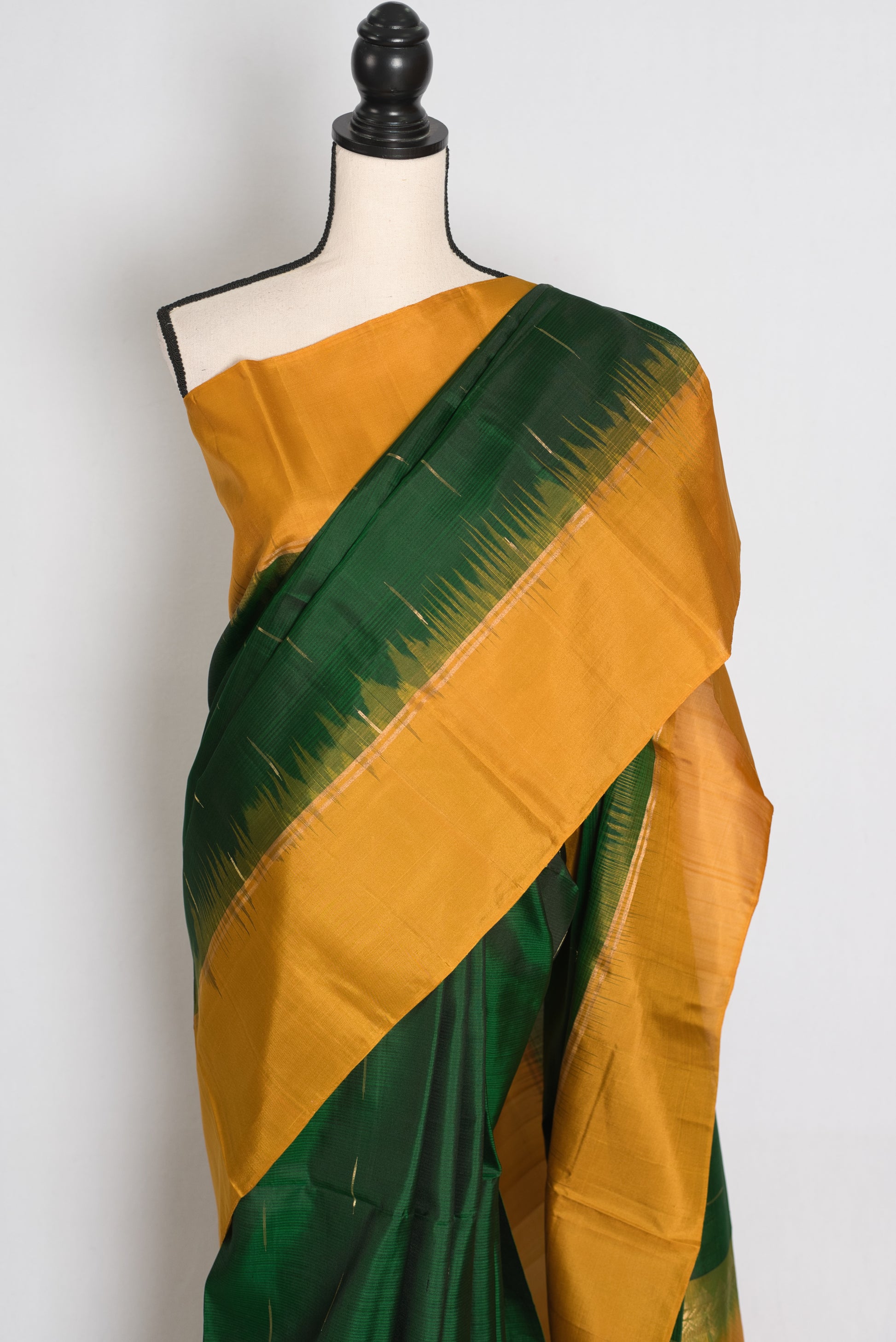 Malathi : Bottle Green and Chrome Yellow Lightweight Kanjivaram Silk Saree image 6