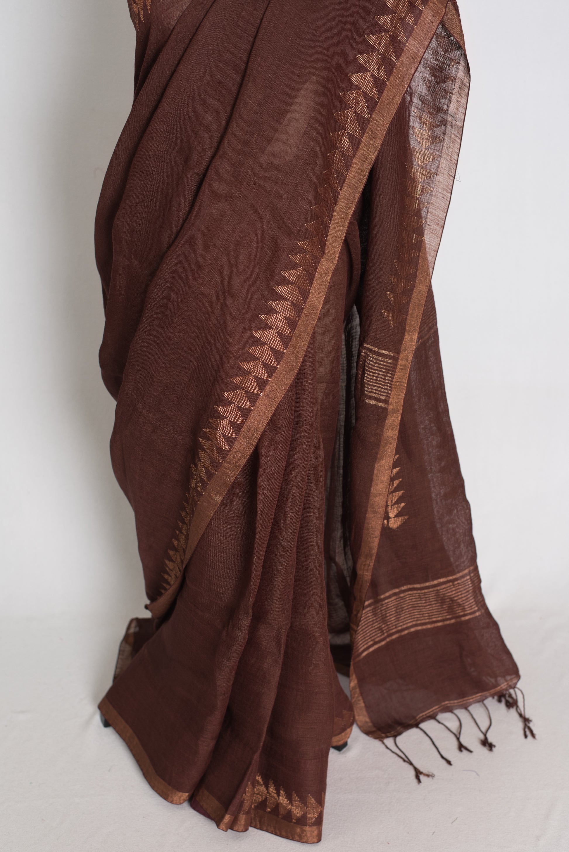 Keya : Dark Brown and Antique Gold Handwoven Linen by Linen Jamdani Saree image 6