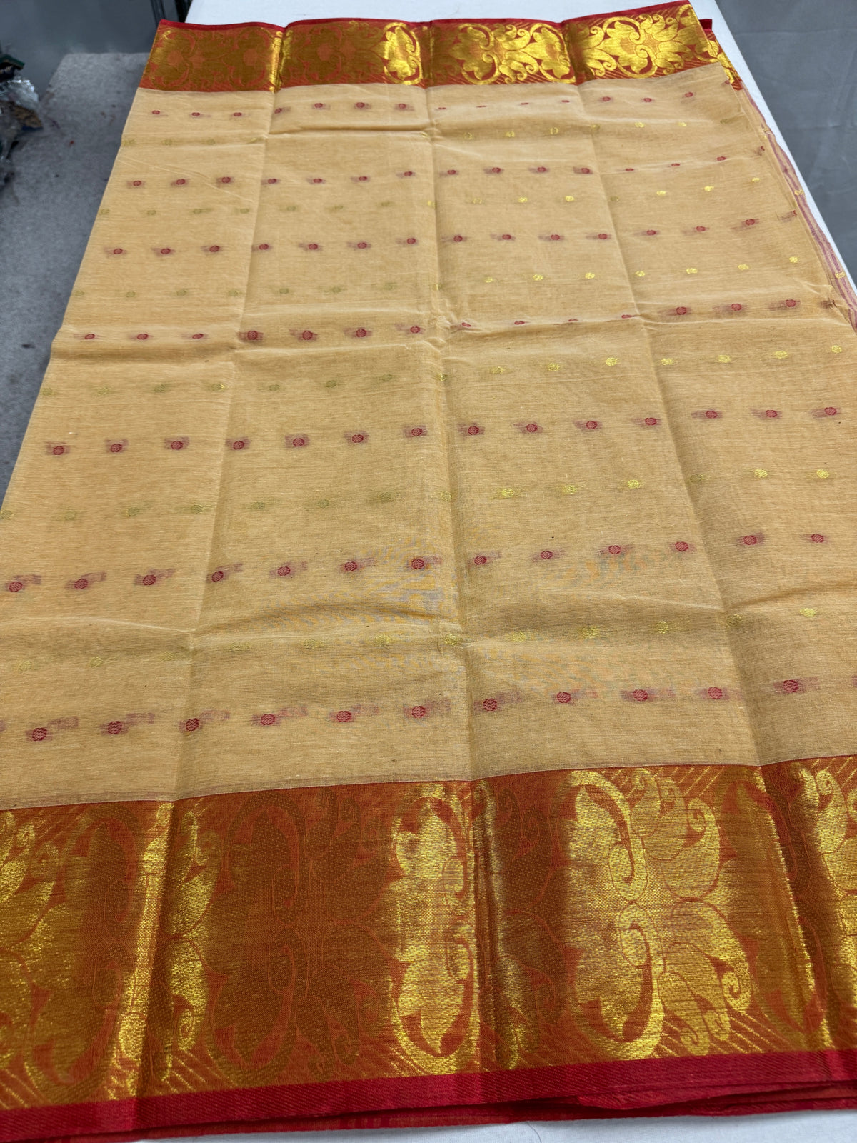 Beige and Red Tant saree — border detail