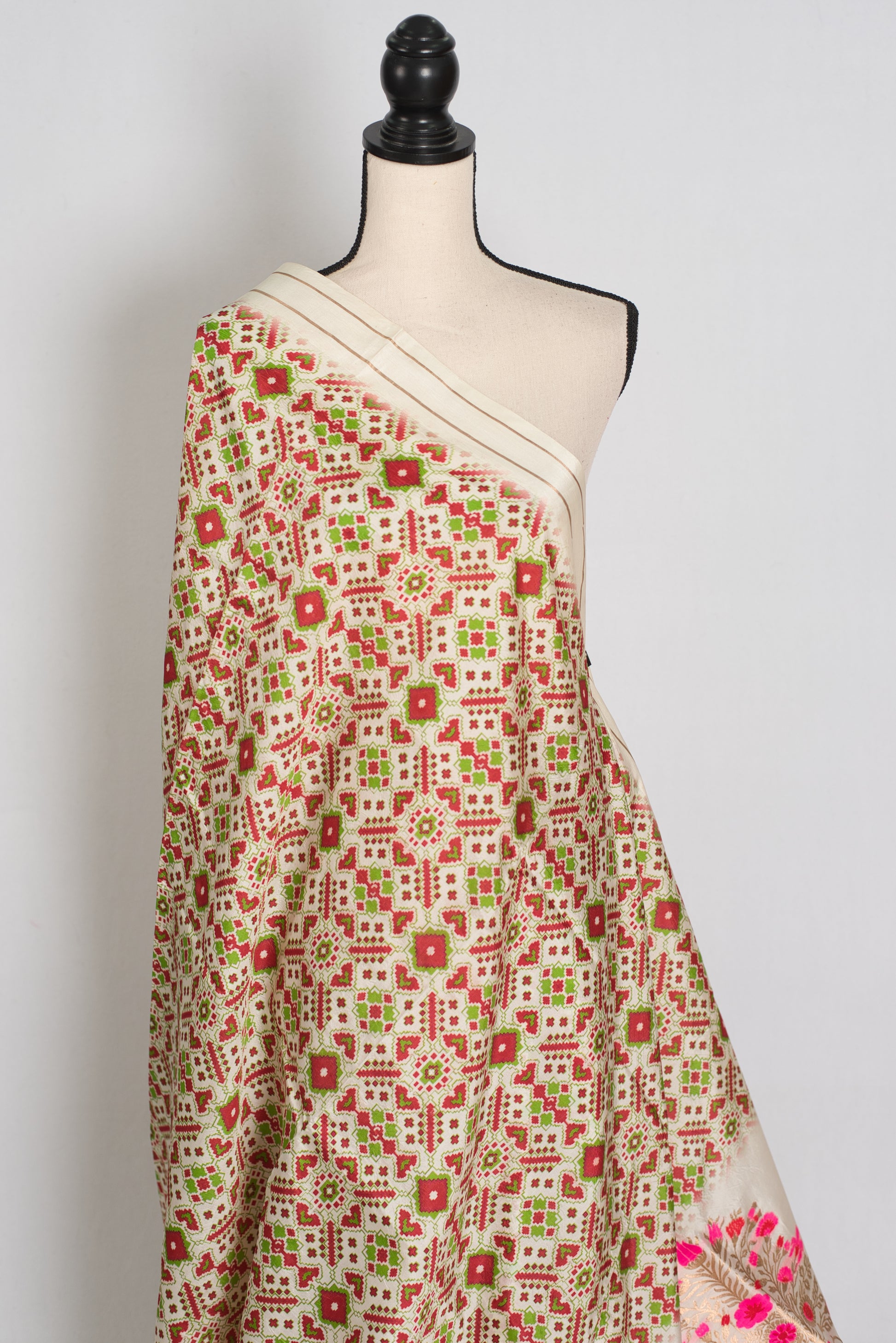 Ira : Off-White Ikkat Print Banarasi Katan Silk Saree – 38 Size Blouse image 5