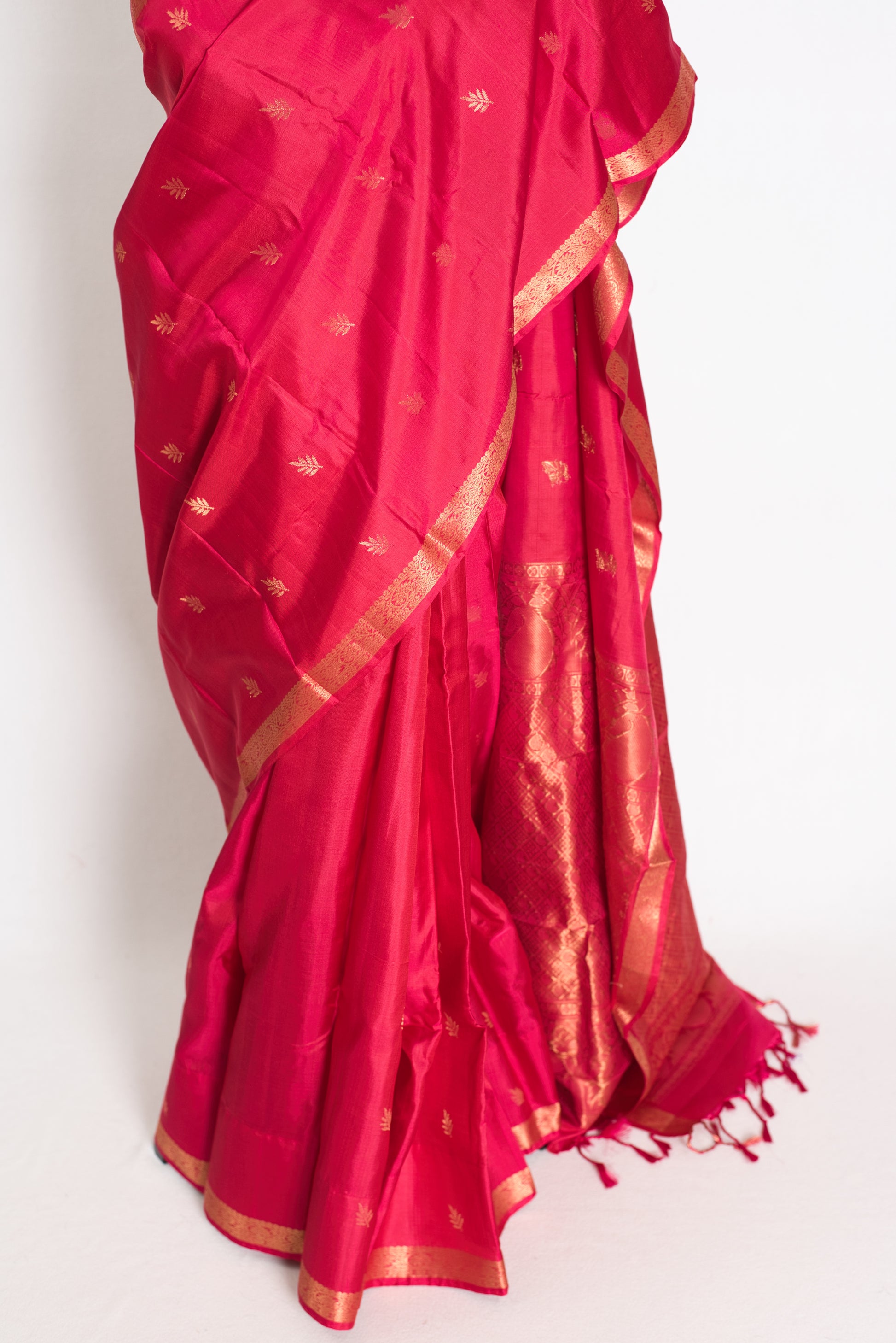 Nita: Rose Pink Kanjivaram Silk Saree |Traditional Small Gold Border image 5