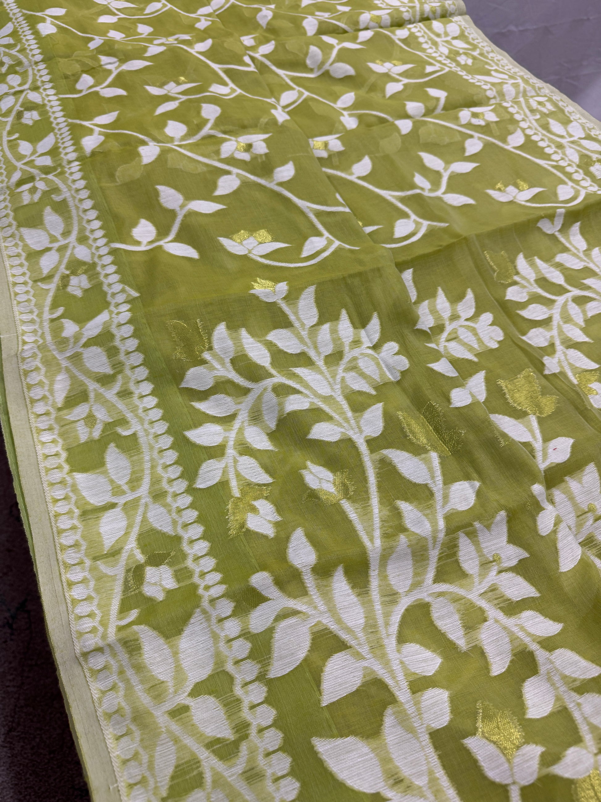 Leela : Lime Green and White Blended Soft Cotton Jamdani Saree image 3