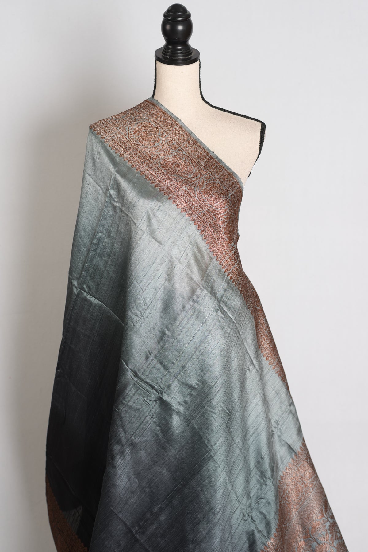 Nadia :Grey & Black Ombre Raw Silk Valkalam Banarasi Saree | Silk Mark Certified image 4