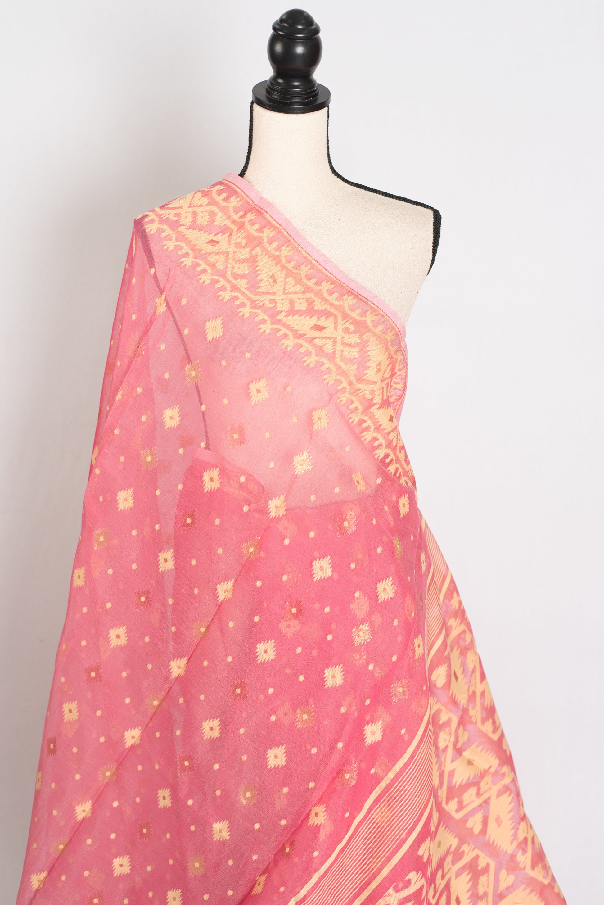 Prerna : Blended Soft Cotton Jamdani Bengali Saree in Pink and Yellow image 4