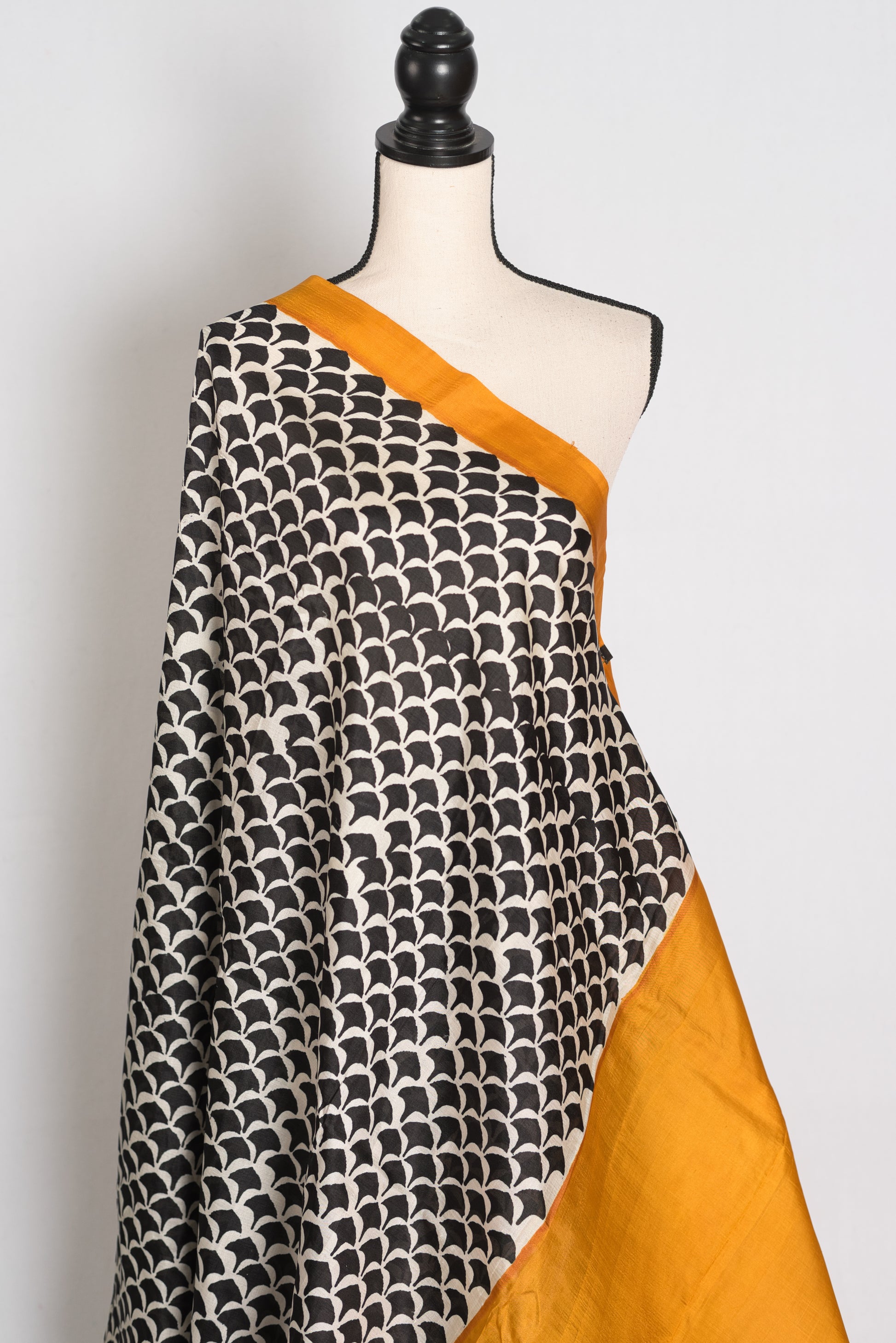 Sandhya : Black and Off-White Geometric Printed Murshidabad Pure Silk Saree image 4