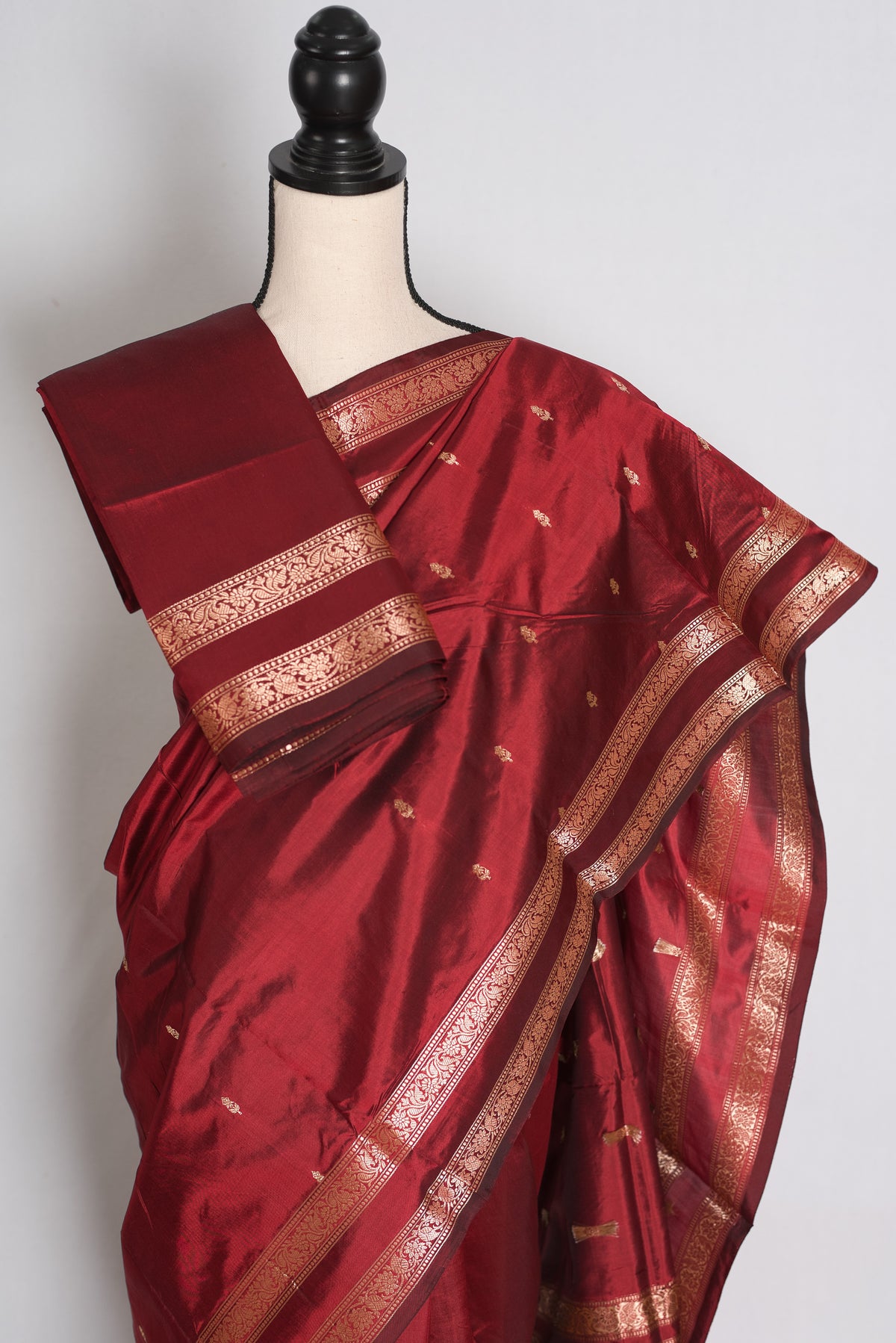 Maya: Chilli Red Handwoven Lightweight Banarasi Silk Saree with Blouse Piece image 2