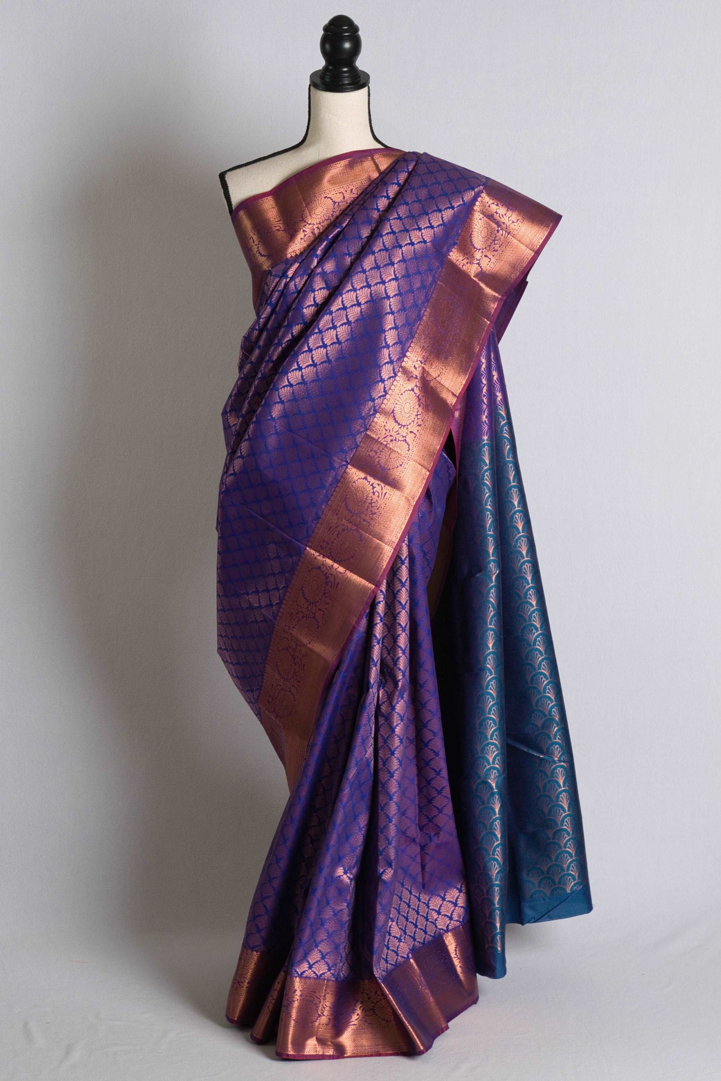 Blended Silk Starched Kanchipuram Saree in Blue and Gold.