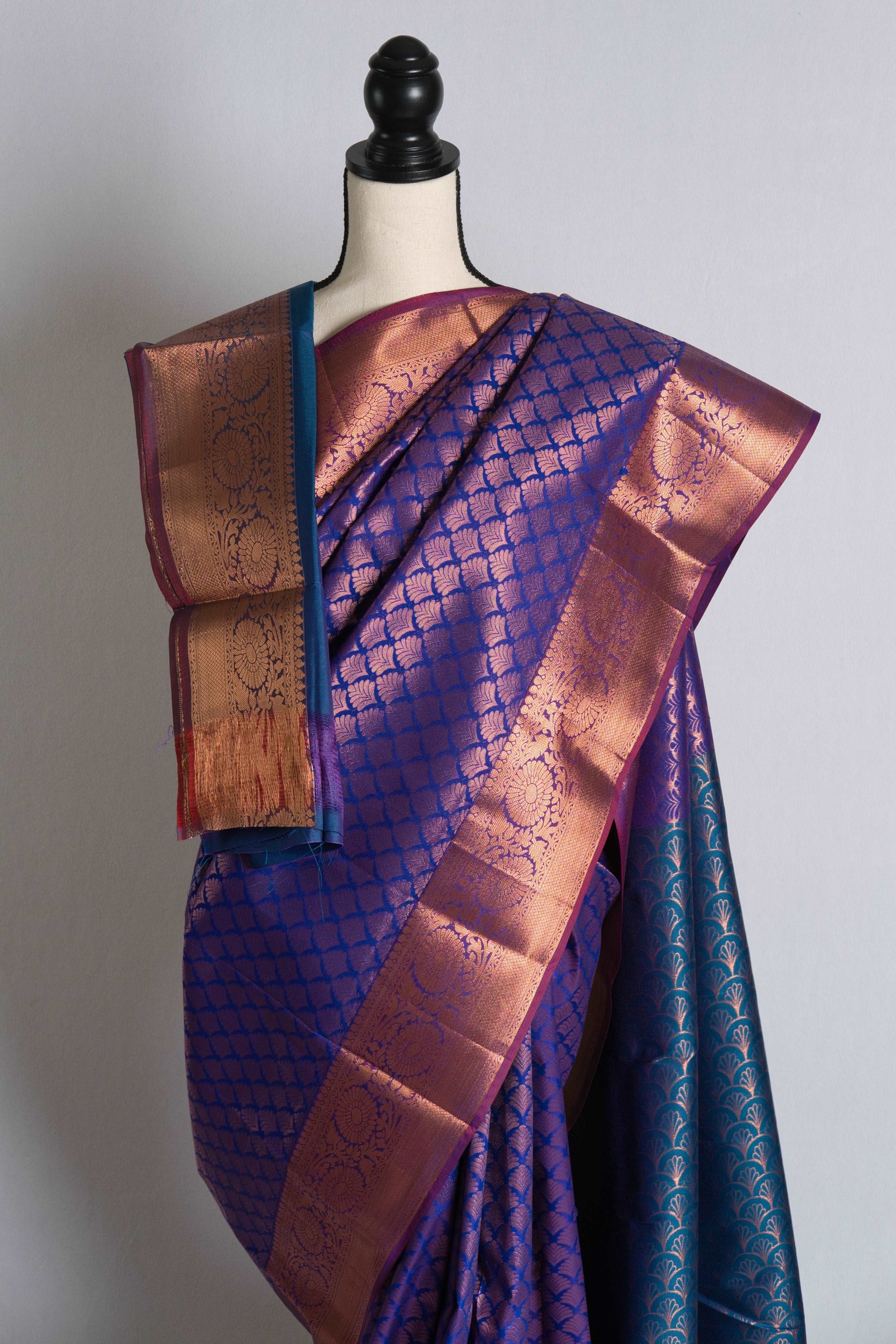 Blended Silk Starched Kanchipuram Saree in Blue and Gold.