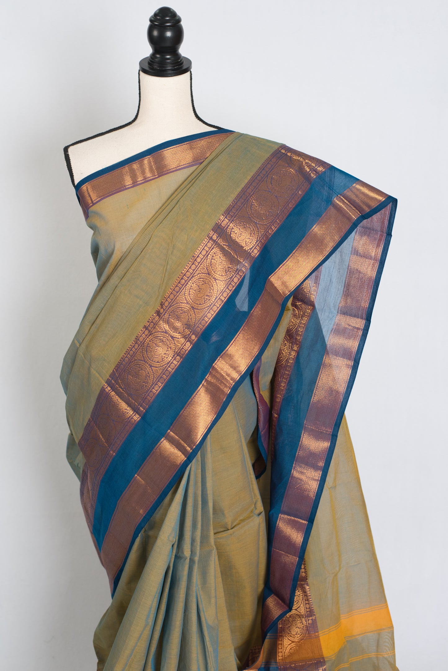 Harini : Grey Kanchi Cotton Saree - Handwoven South Indian Elegance
