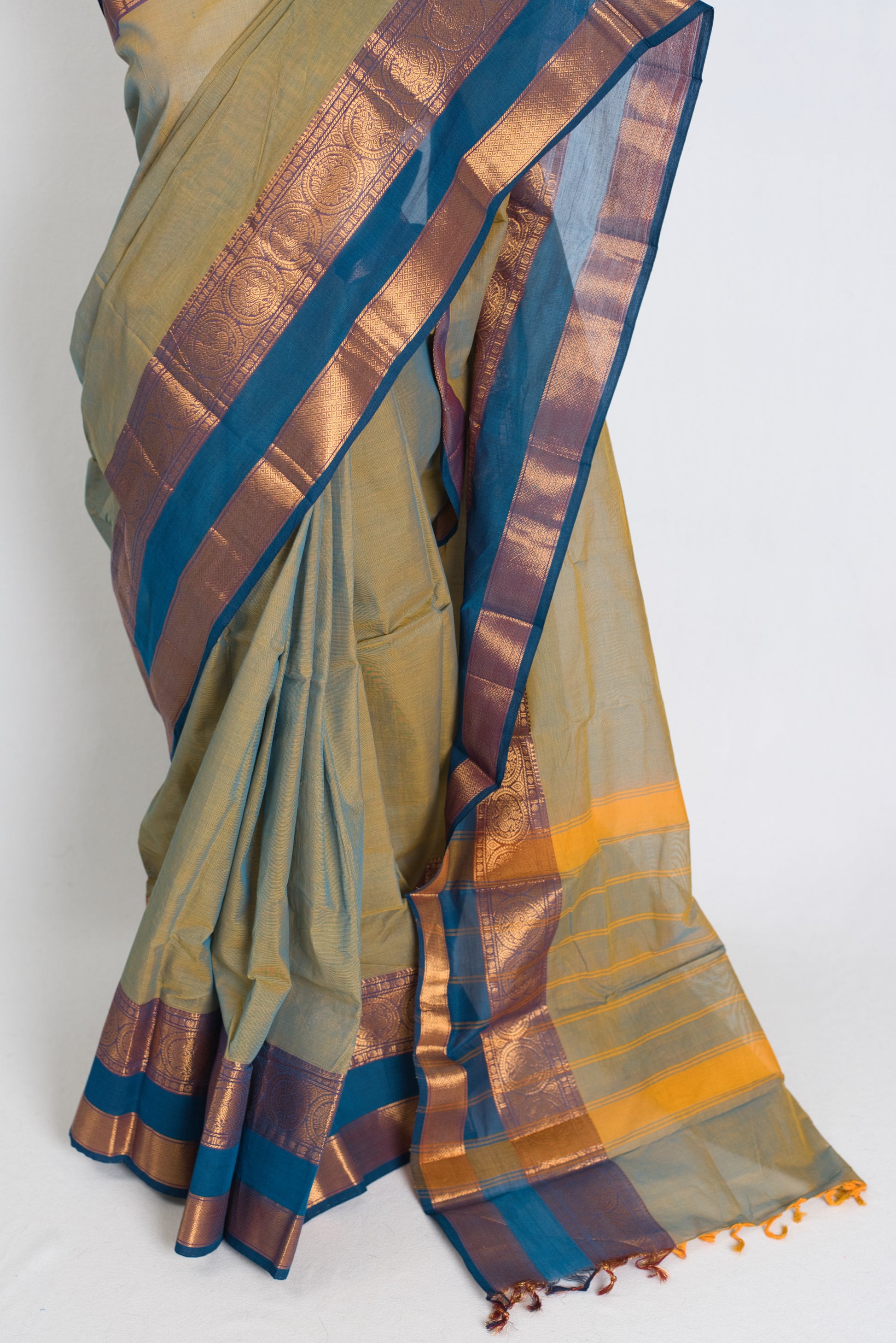 Harini : Grey Kanchi Cotton Saree - Handwoven South Indian Elegance
