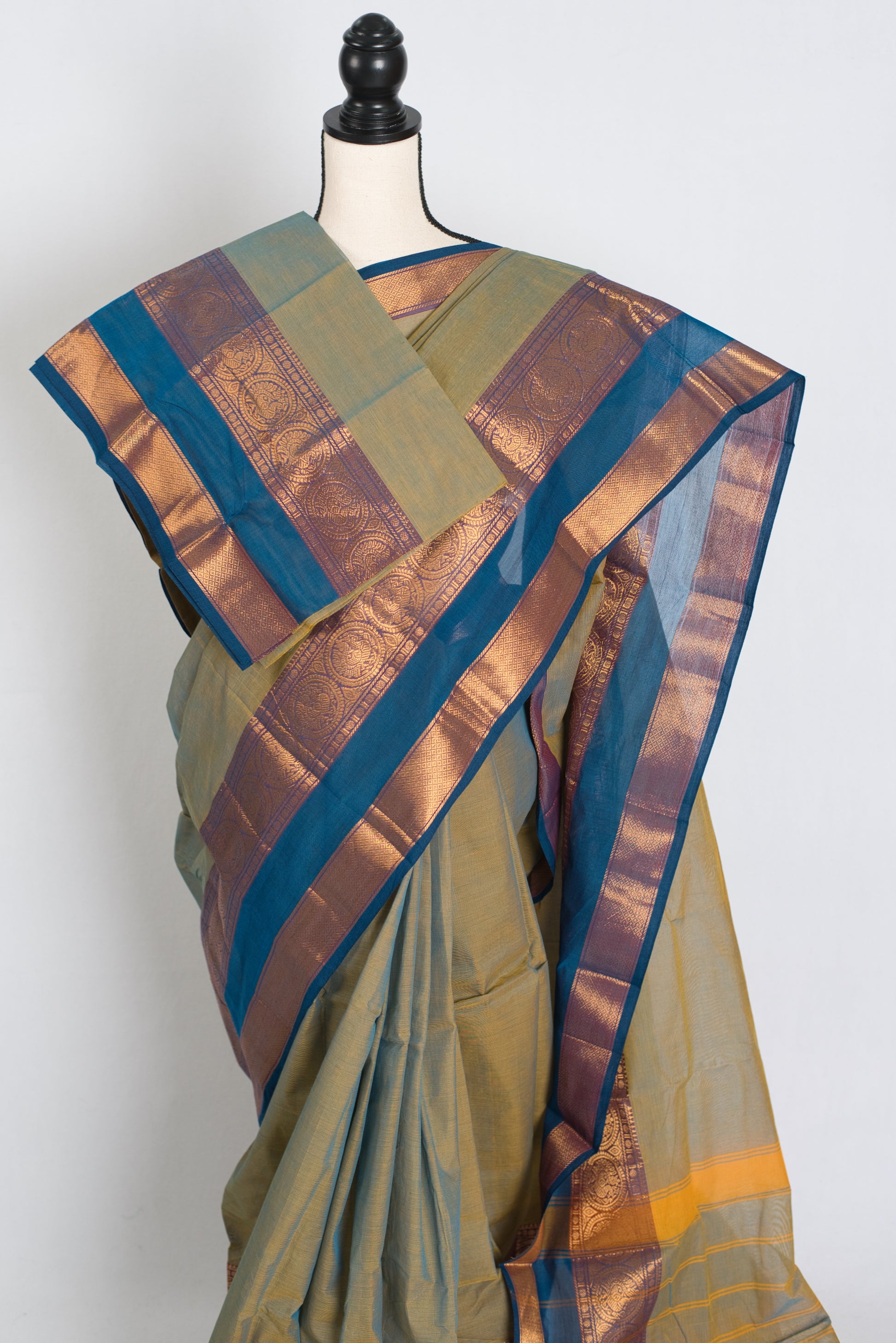 Harini : Grey Kanchi Cotton Saree - Handwoven South Indian Elegance