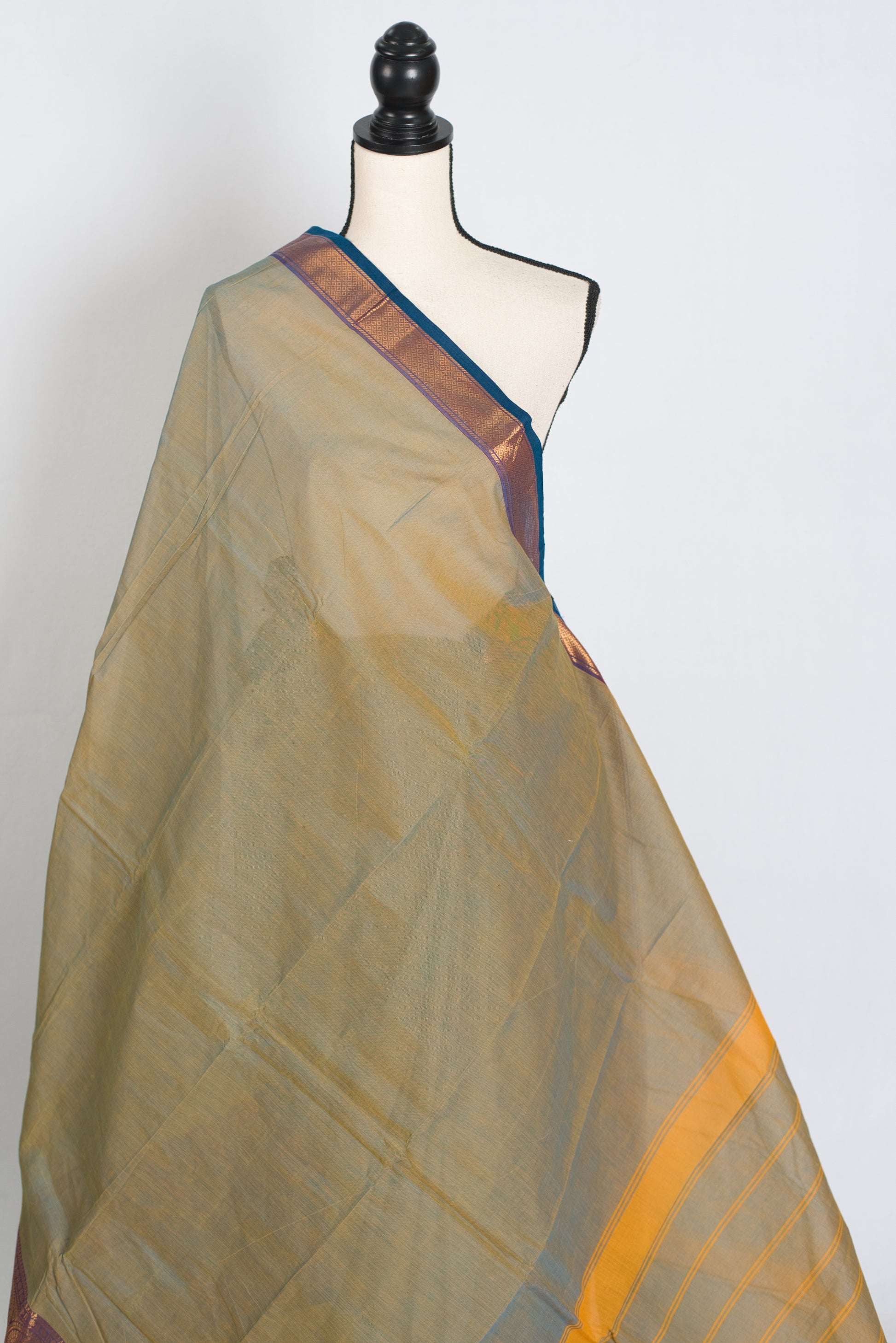 Harini : Grey Kanchi Cotton Saree - Handwoven South Indian Elegance