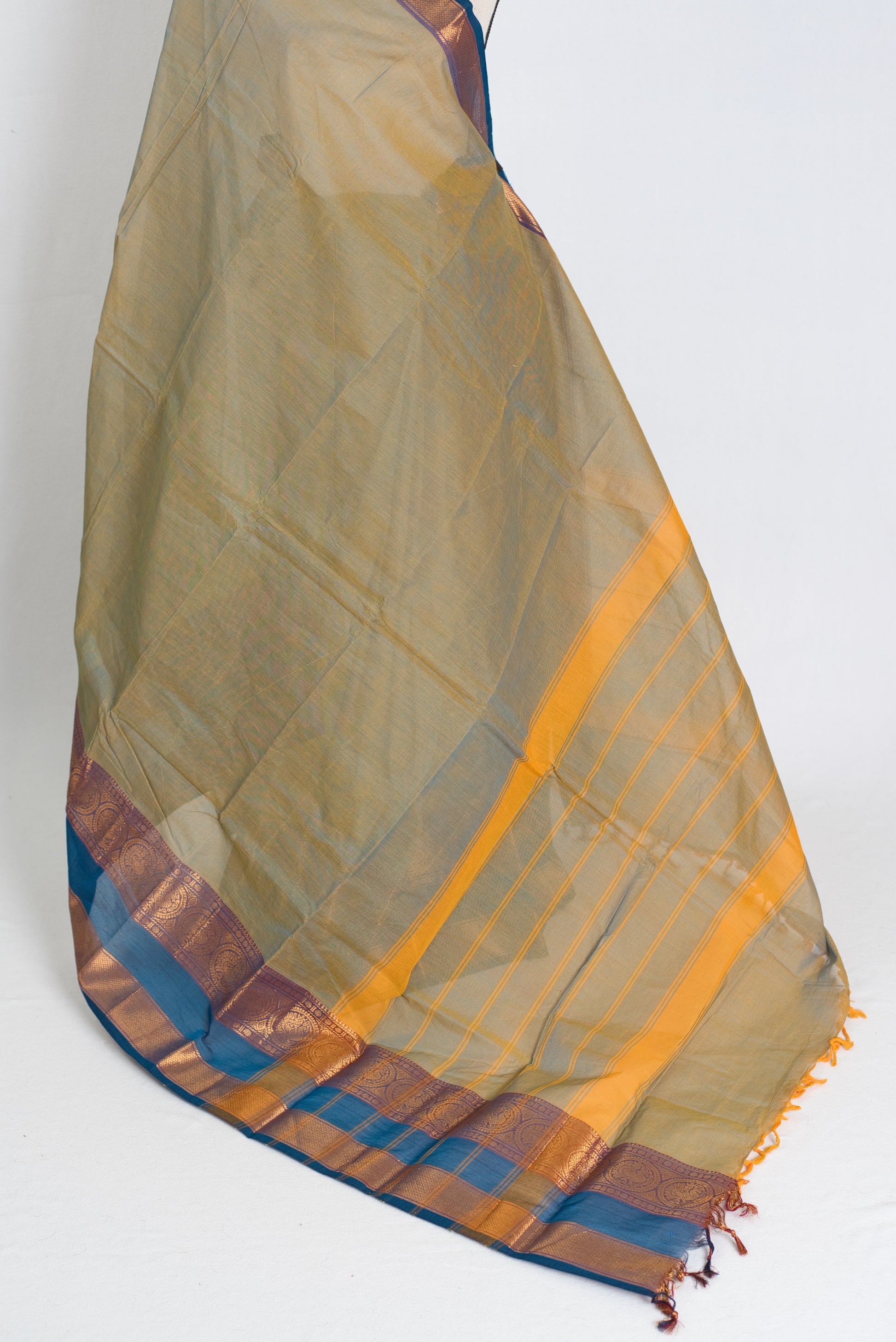 Harini : Grey Kanchi Cotton Saree - Handwoven South Indian Elegance