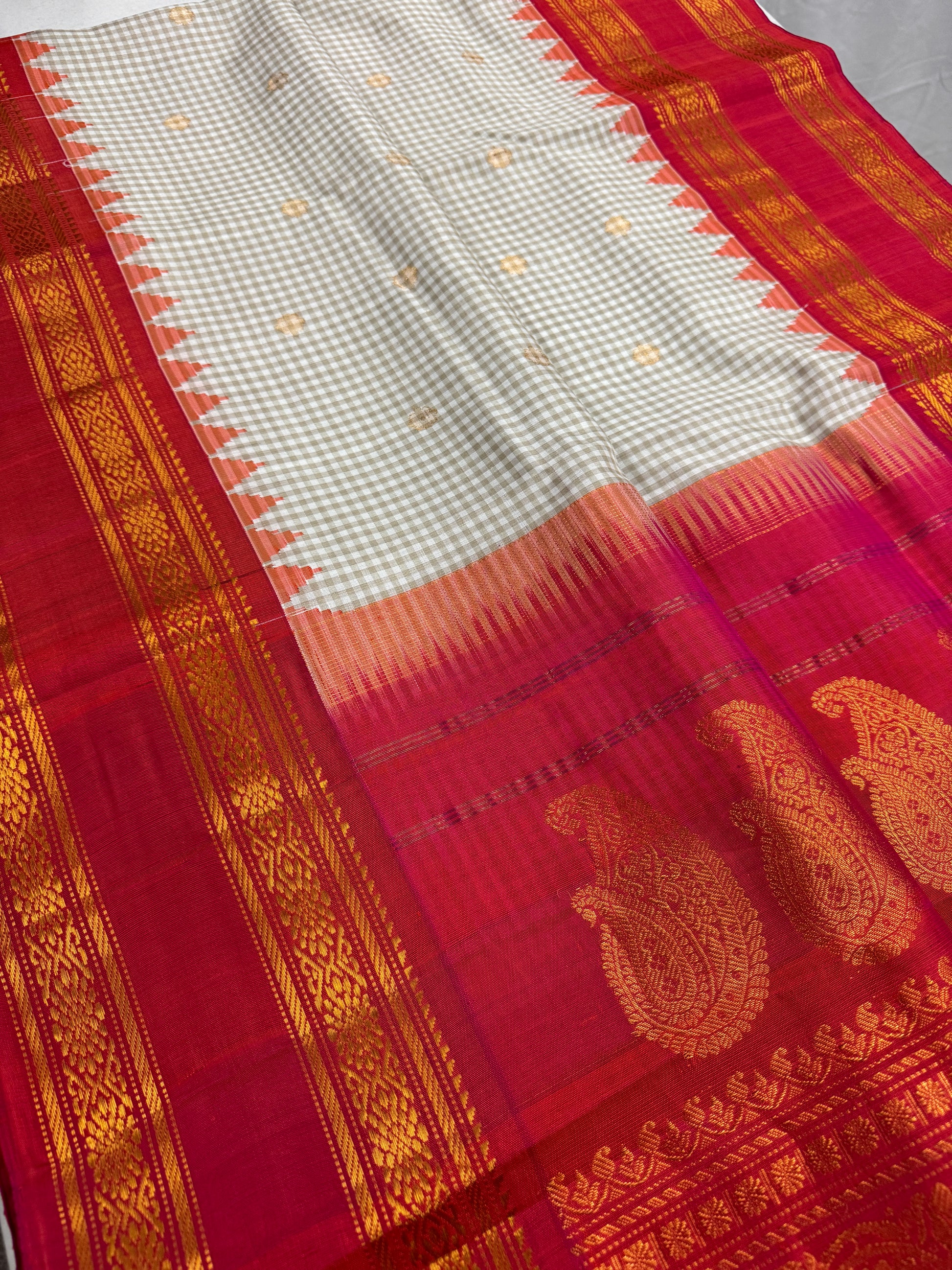 Silk Mark Certified Gadwal Silk Saree in Off White and Orange Red.