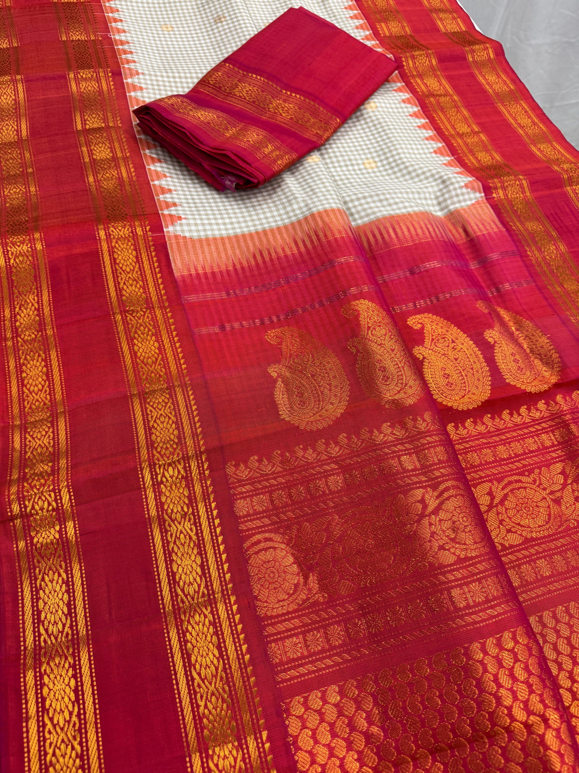 Silk Mark Certified Gadwal Silk Saree in Off White and Orange Red.