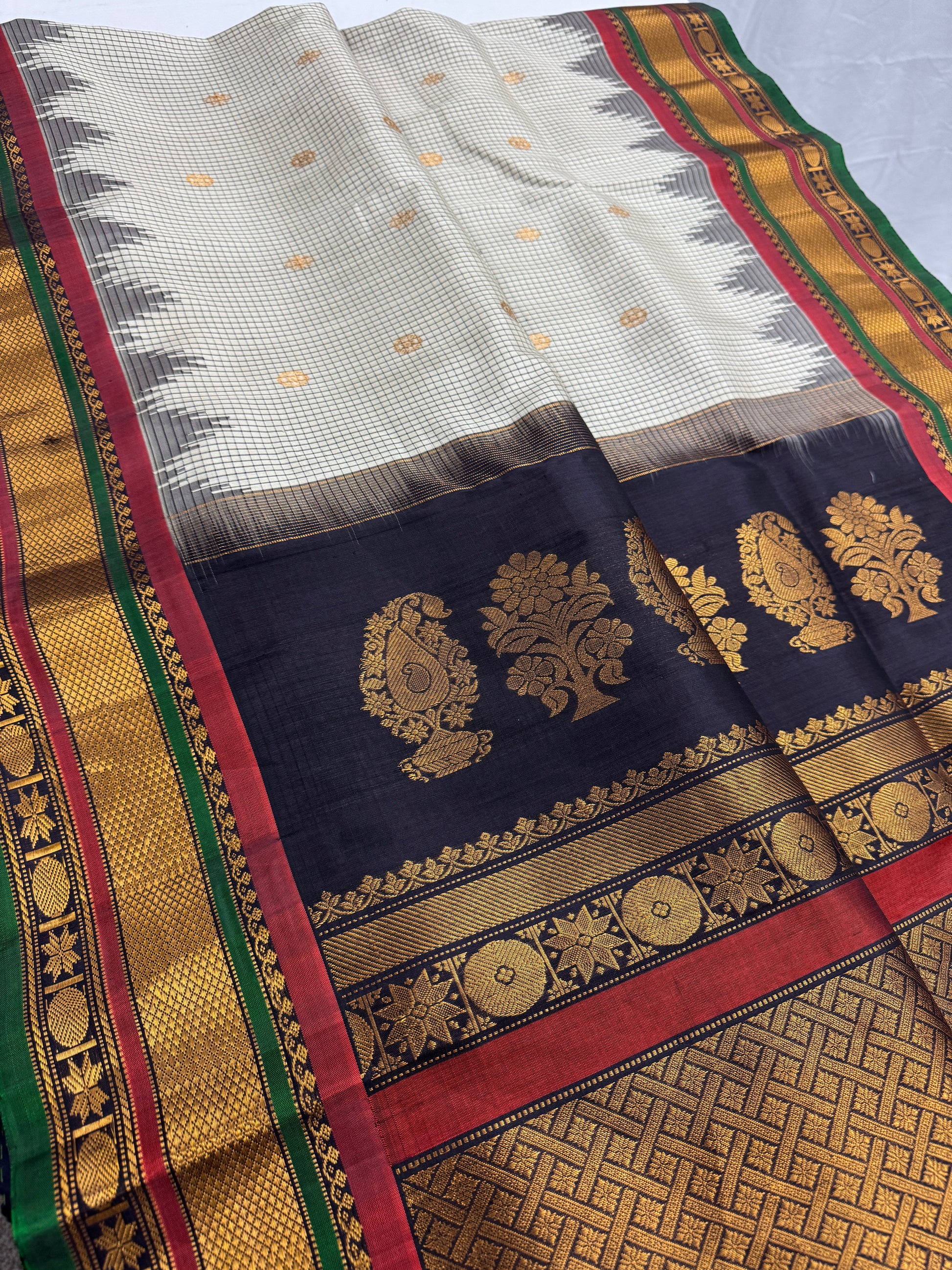 Silk Mark Certified Gadwal Silk Saree in Cement White and Black.