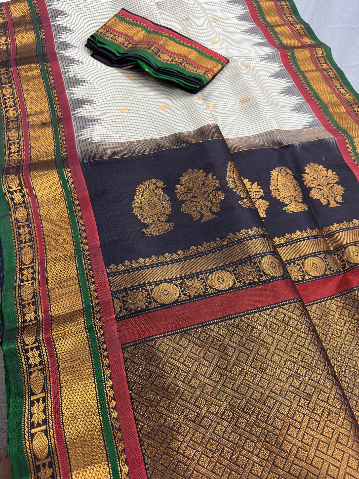 Silk Mark Certified Gadwal Silk Saree in Cement White and Black.