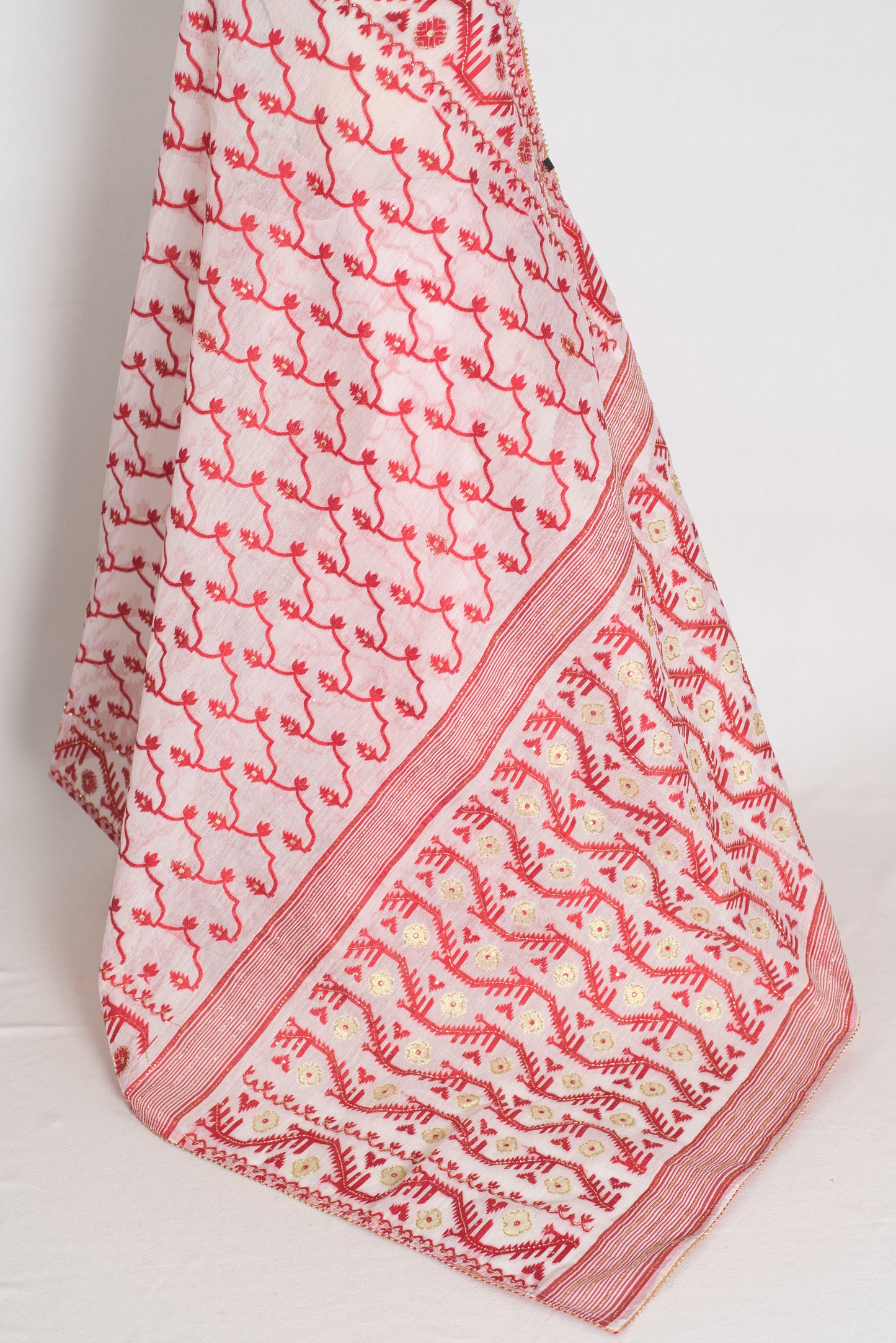 Rai : White and Red Blended Cotton Jamdani Saree, Bengali Durga Puja Look image 3