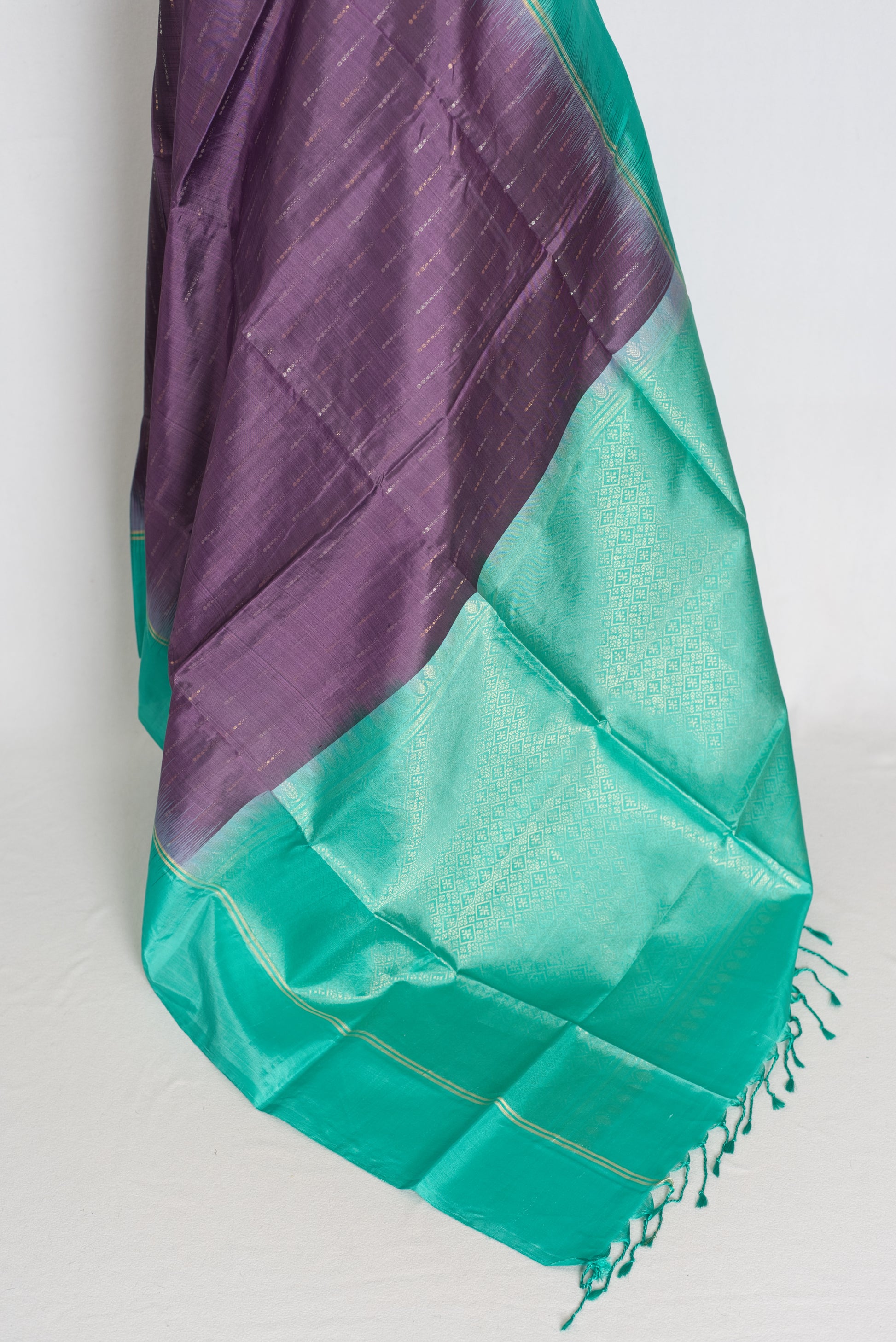 Iniya Violet and Sea Green Lightweight Kanjivaram Silk Saree image 3