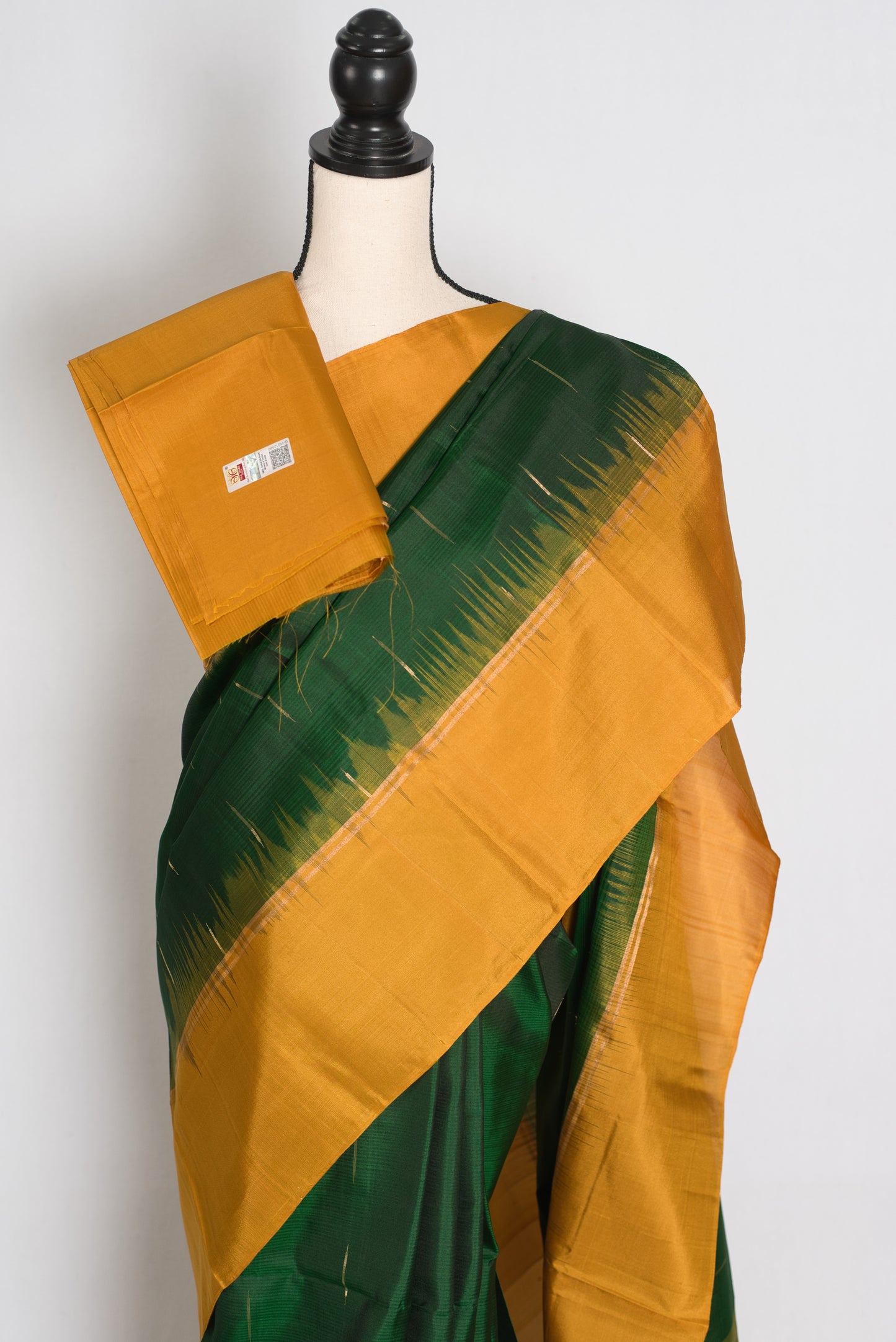 Malathi : Bottle Green and Chrome Yellow Lightweight Kanjivaram Silk Saree image 3