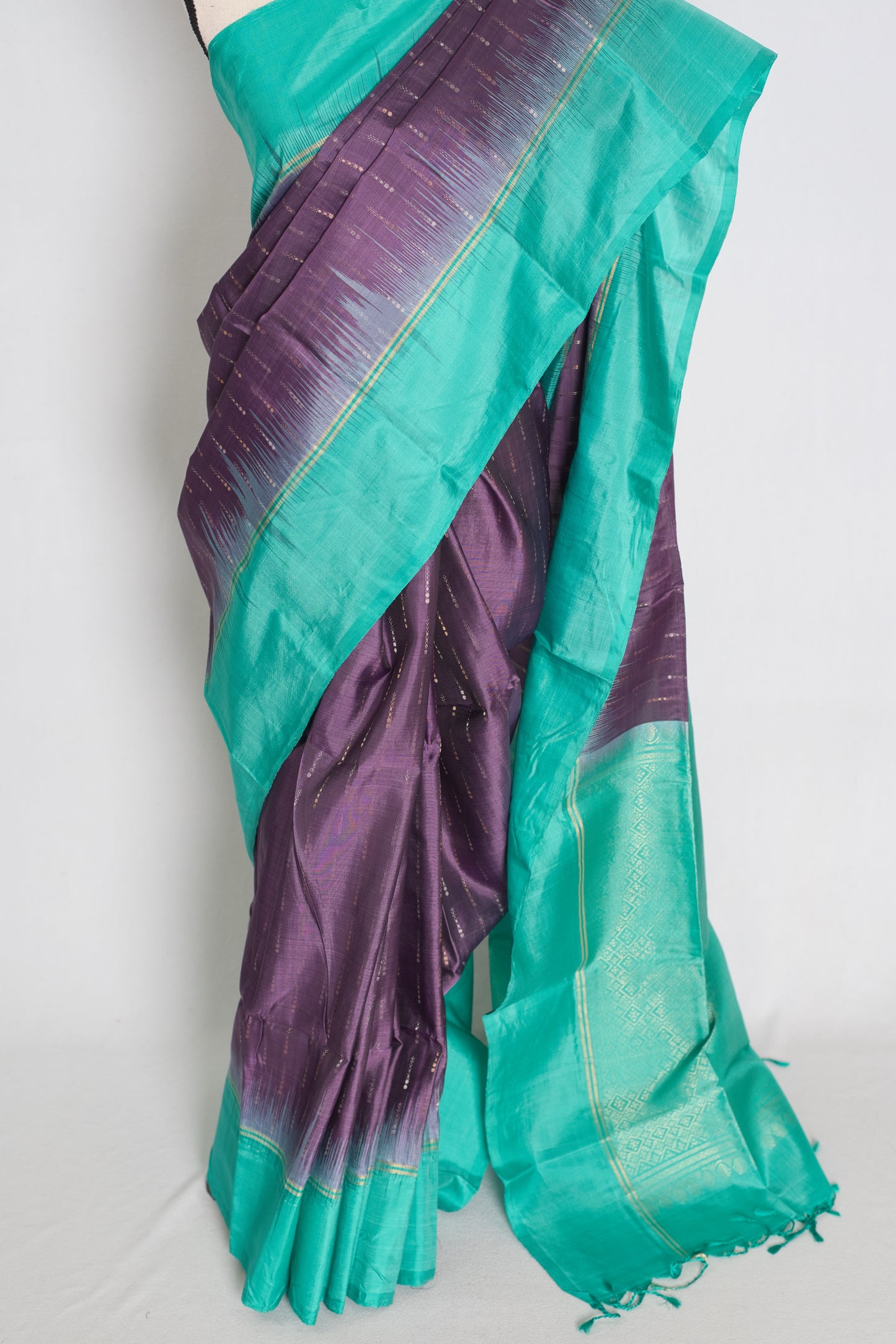 Iniya Violet and Sea Green Lightweight Kanjivaram Silk Saree image 5