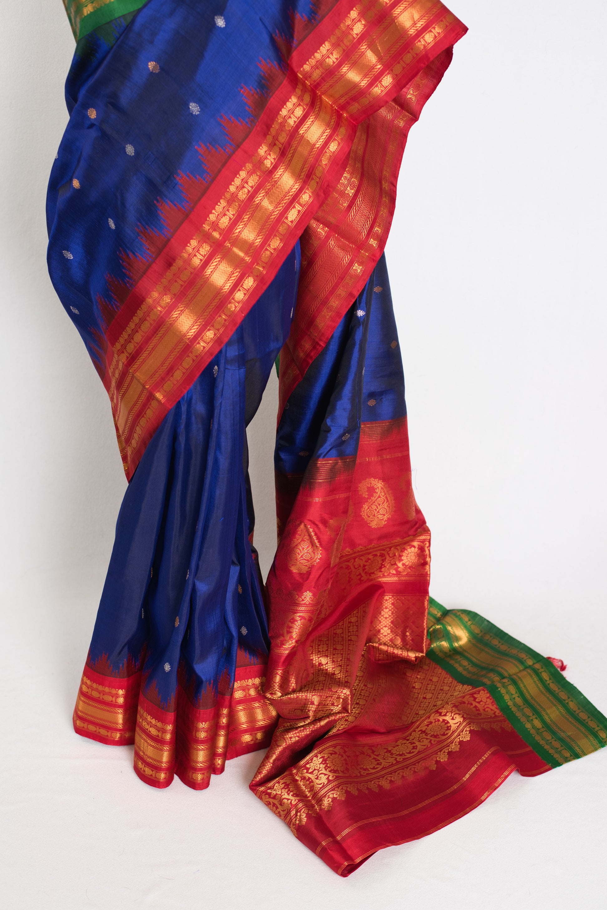 Girija : Ganga Jamuna Border Gadwal Silk Saree in Midnight Blue image 5