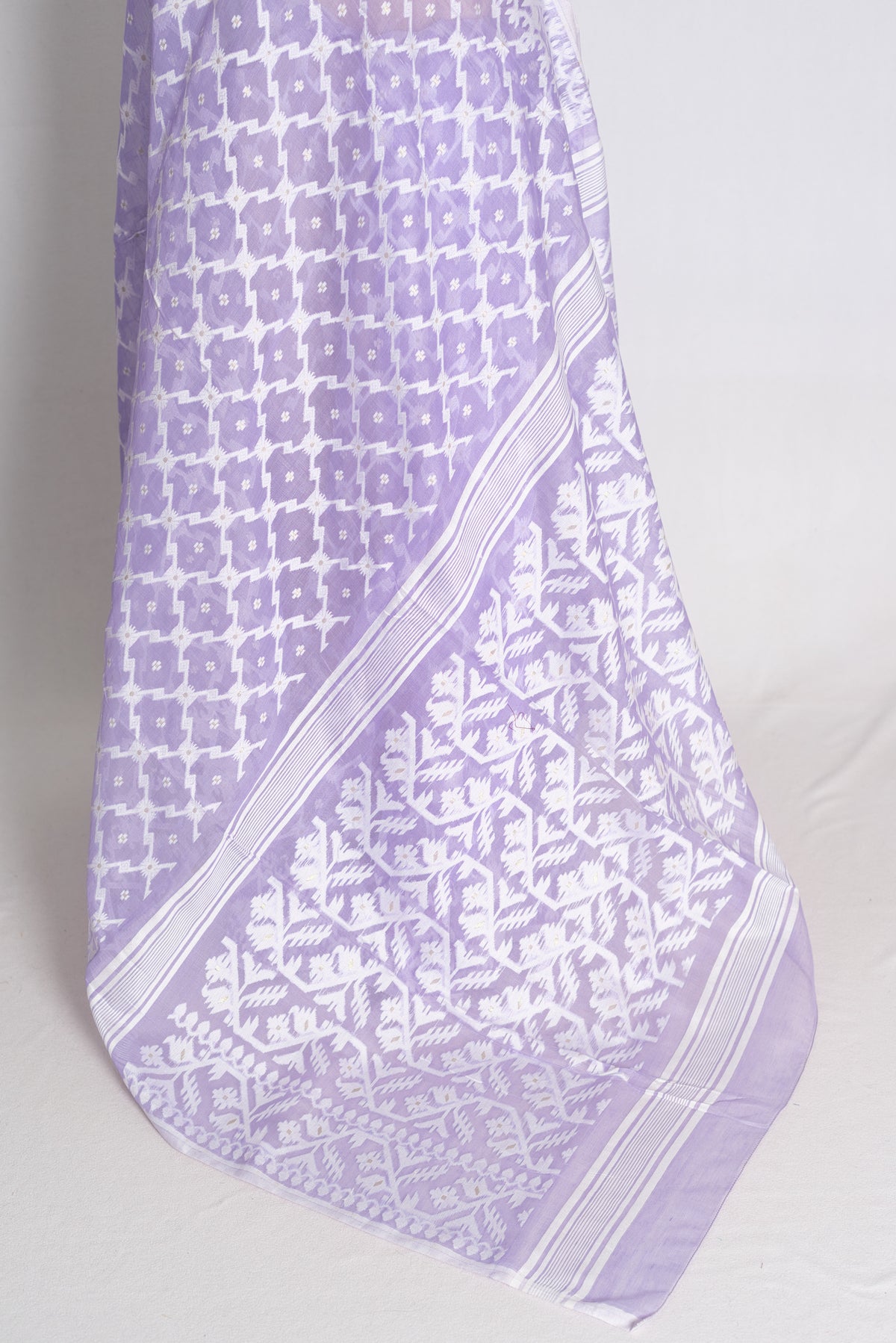 Light Purple and White Jamdani saree — border detail